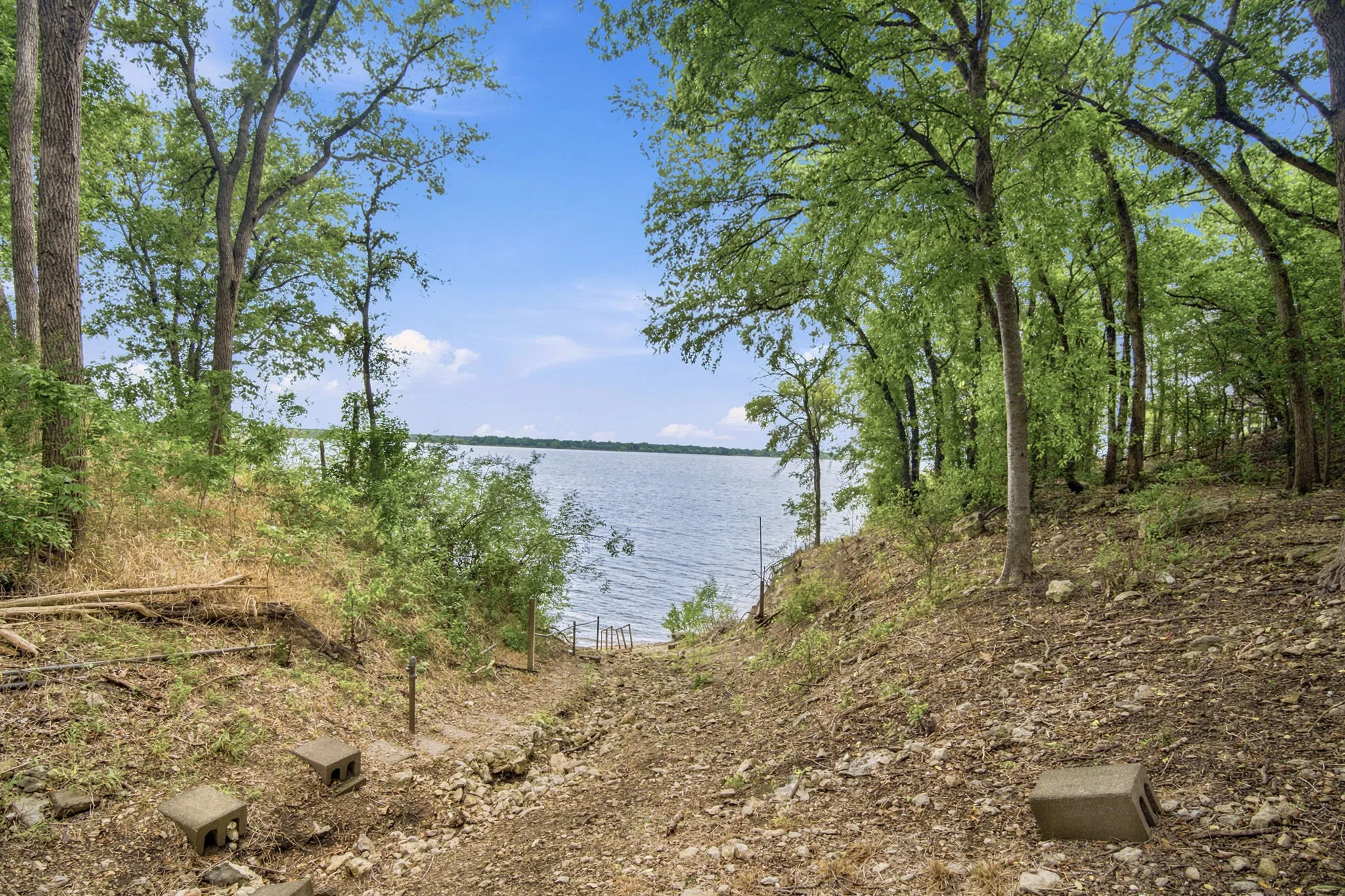Single Family Residence For Sale in Hill County , 262 Mohon Drive, Whitney, Texas 76692, 5 Bedroom, 2 Bathroom, 2 Garage spaces, 2,144 Sqft, built in 1980, mls#21325537, Real Estate Agent in Whitney, Homes For Sale in Hill county, Homes For Sale in Whitney, Realtor in Whitney Texas, Real Estate Brokerage Independent Realty Texas, Luminita Cordes Realtor