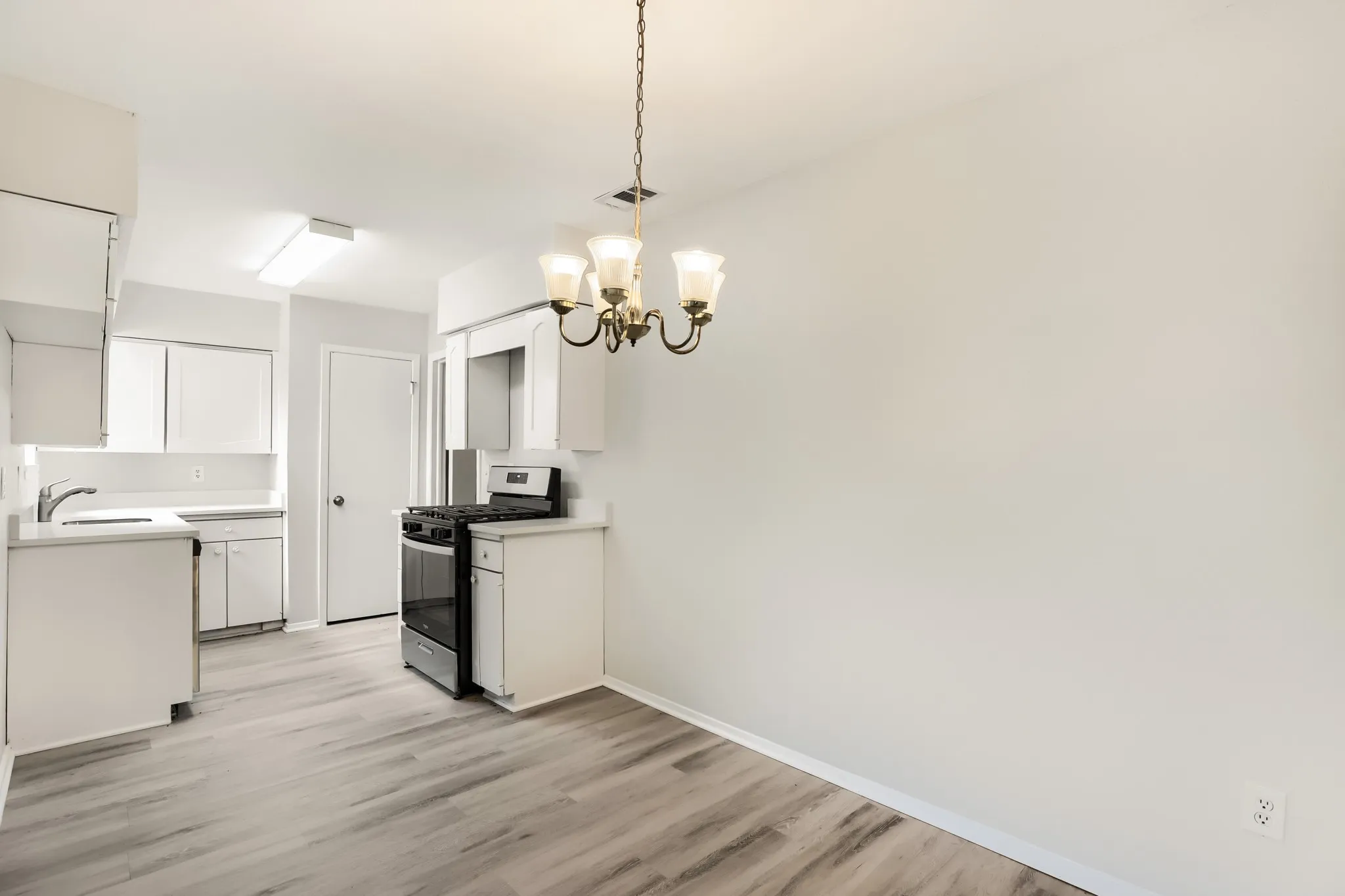 Single Family Residence For Sale in Dallas County , 1106 Intervale Drive, Garland, Texas 75043, 3 Bedroom, 2 Bathroom, 1 Garage spaces, 1,521 Sqft, built in 1966, mls#21330765, Real Estate Agent in Garland, Homes For Sale in Dallas county, Homes For Sale in Garland, Realtor in Garland Texas, Real Estate Brokerage Independent Realty Texas, Luminita Cordes Realtor