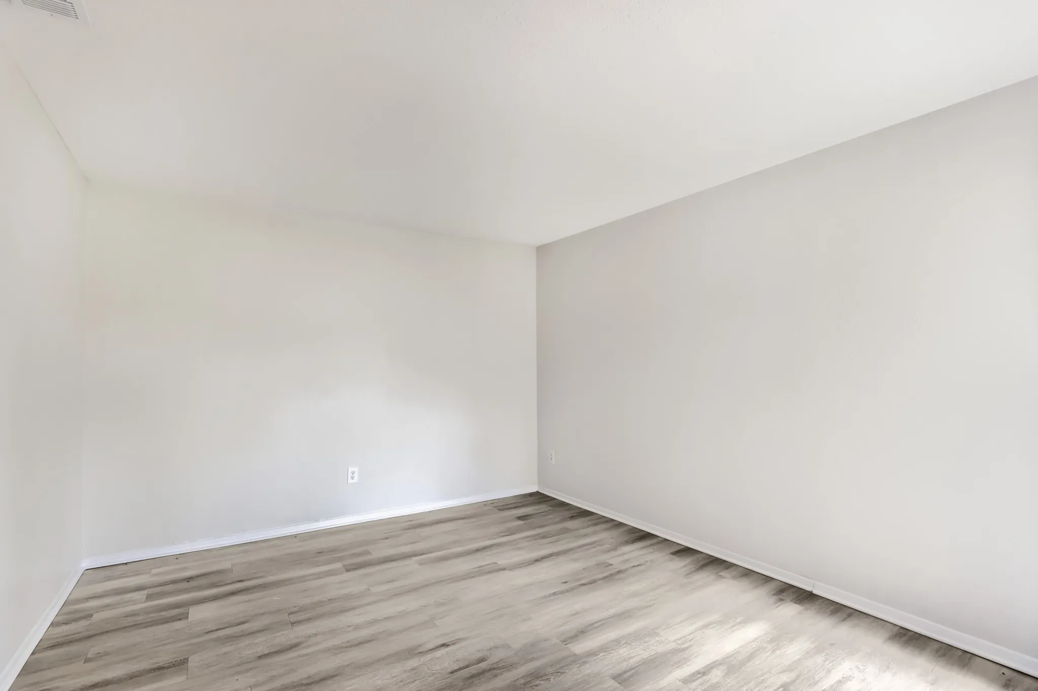 Single Family Residence For Sale in Dallas County , 1106 Intervale Drive, Garland, Texas 75043, 3 Bedroom, 2 Bathroom, 1 Garage spaces, 1,521 Sqft, built in 1966, mls#21330765, Real Estate Agent in Garland, Homes For Sale in Dallas county, Homes For Sale in Garland, Realtor in Garland Texas, Real Estate Brokerage Independent Realty Texas, Luminita Cordes Realtor