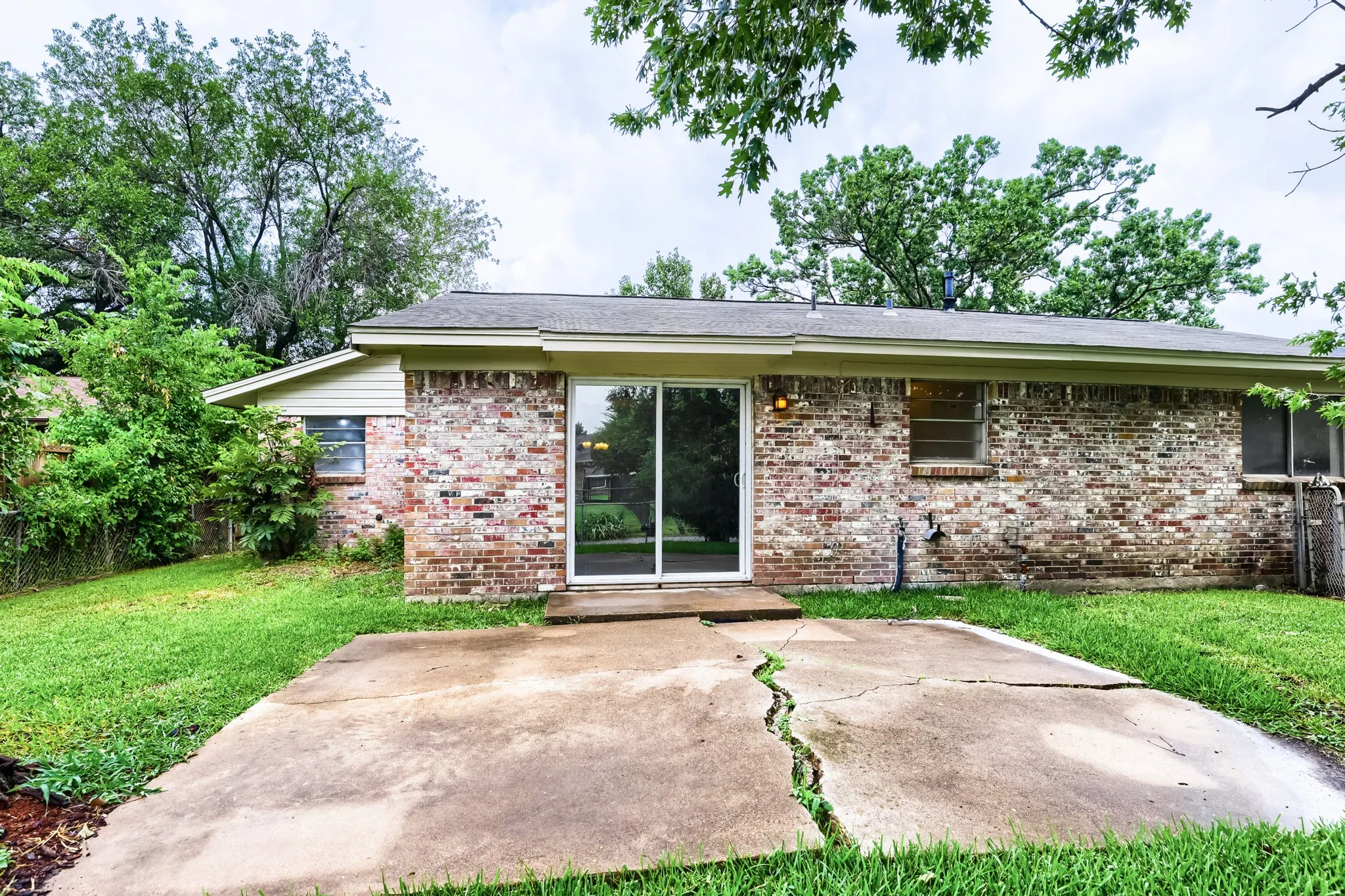 Single Family Residence For Sale in Dallas County , 1106 Intervale Drive, Garland, Texas 75043, 3 Bedroom, 2 Bathroom, 1 Garage spaces, 1,521 Sqft, built in 1966, mls#21330765, Real Estate Agent in Garland, Homes For Sale in Dallas county, Homes For Sale in Garland, Realtor in Garland Texas, Real Estate Brokerage Independent Realty Texas, Luminita Cordes Realtor