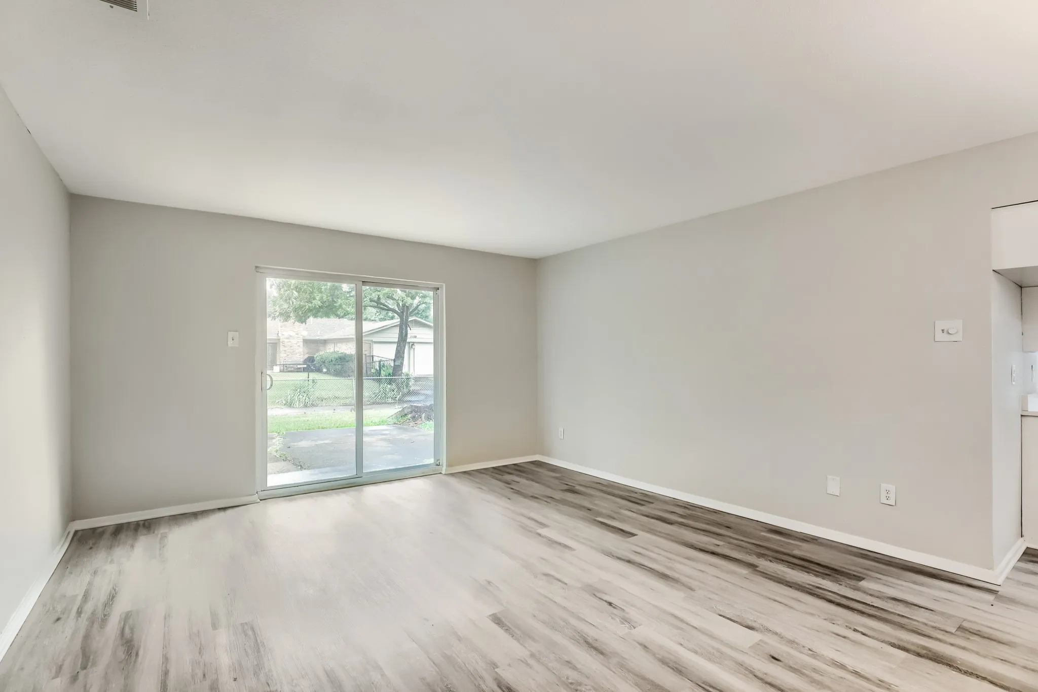 Single Family Residence For Sale in Dallas County , 1106 Intervale Drive, Garland, Texas 75043, 3 Bedroom, 2 Bathroom, 1 Garage spaces, 1,521 Sqft, built in 1966, mls#21330765, Real Estate Agent in Garland, Homes For Sale in Dallas county, Homes For Sale in Garland, Realtor in Garland Texas, Real Estate Brokerage Independent Realty Texas, Luminita Cordes Realtor