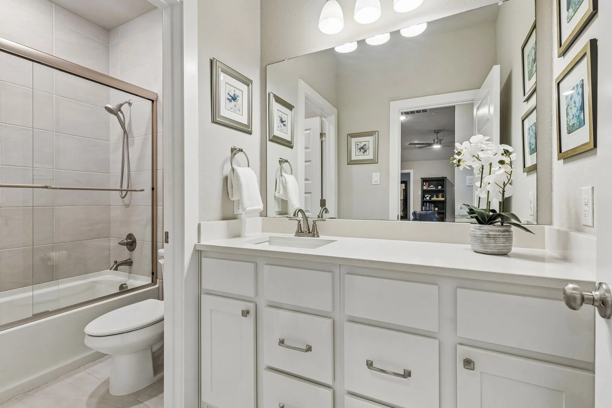 Second level full bathroom.