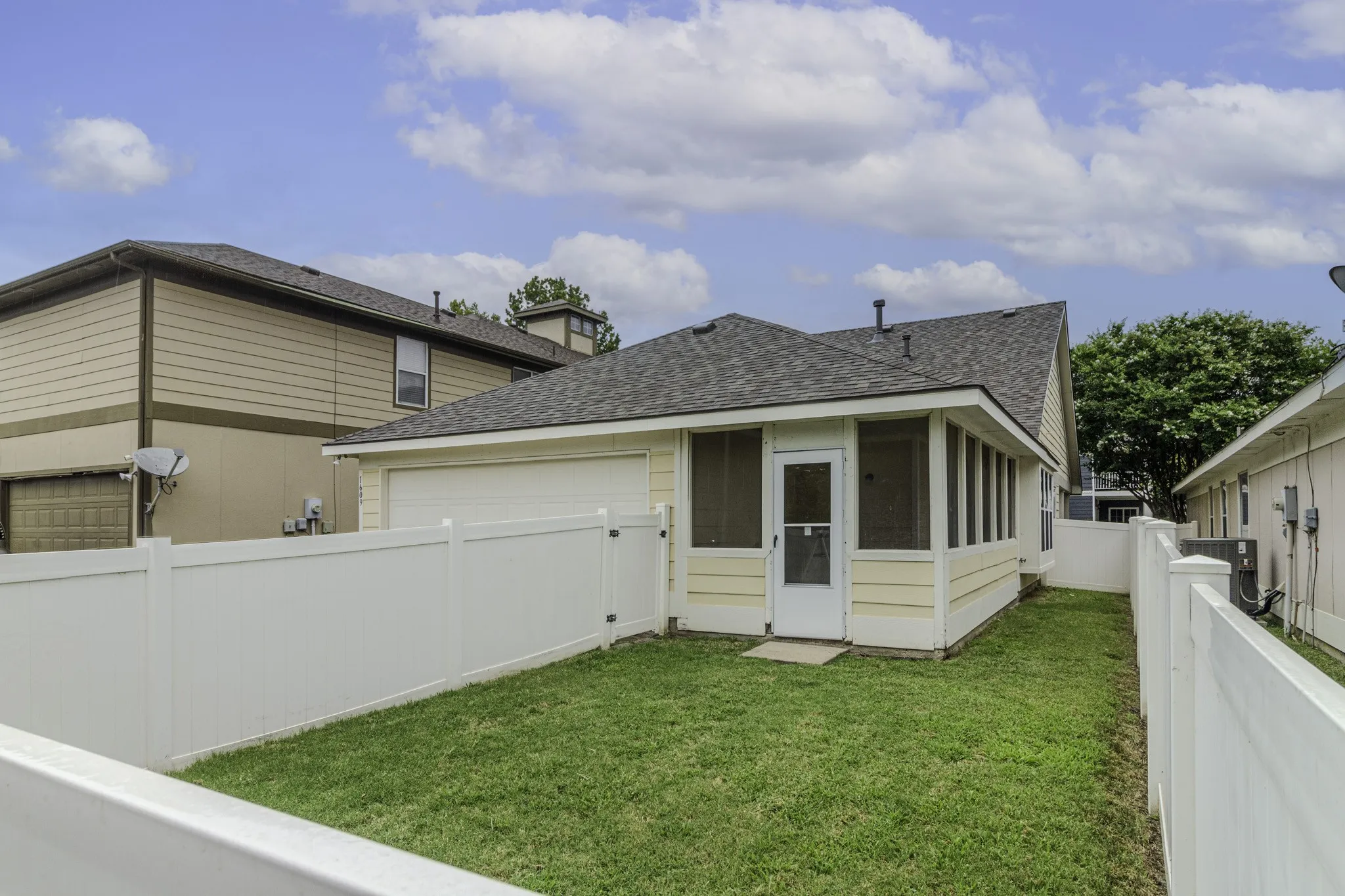 Single Family Residence For Sale in Denton County , 1609 Jasmine Trail, Savannah, Texas 76227, 3 Bedroom, 2 Bathroom, 2 Garage spaces, 1,350 Sqft, built in 2005, mls#21333090, Real Estate Agent in Savannah, Homes For Sale in Denton county, Homes For Sale in Savannah, Realtor in Savannah Texas, Real Estate Brokerage Independent Realty Texas, Luminita Cordes Realtor