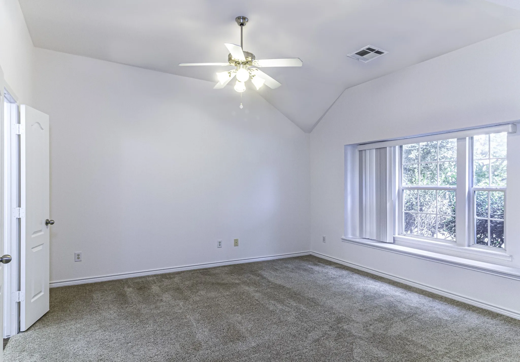 Single Family Residence For Sale in Denton County , 1609 Jasmine Trail, Savannah, Texas 76227, 3 Bedroom, 2 Bathroom, 2 Garage spaces, 1,350 Sqft, built in 2005, mls#21333090, Real Estate Agent in Savannah, Homes For Sale in Denton county, Homes For Sale in Savannah, Realtor in Savannah Texas, Real Estate Brokerage Independent Realty Texas, Luminita Cordes Realtor