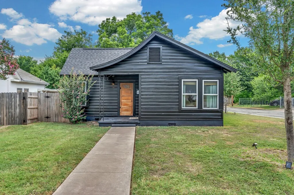 Single Family Residence For Sale in Mc Lennan County , 701 N 32nd Street, Waco, Texas 76707, 2 Bedroom, 1 Bathroom, Garage spaces, 1,022 Sqft, built in 1930, Price $199,900, mls#21332576, Real Estate Agent in Waco, Homes For Sale in Mc Lennan county, Homes For Sale in Waco, Realtor in Waco Texas, Real Estate Brokerage Independent Realty Texas, Luminita Cordes Realtor