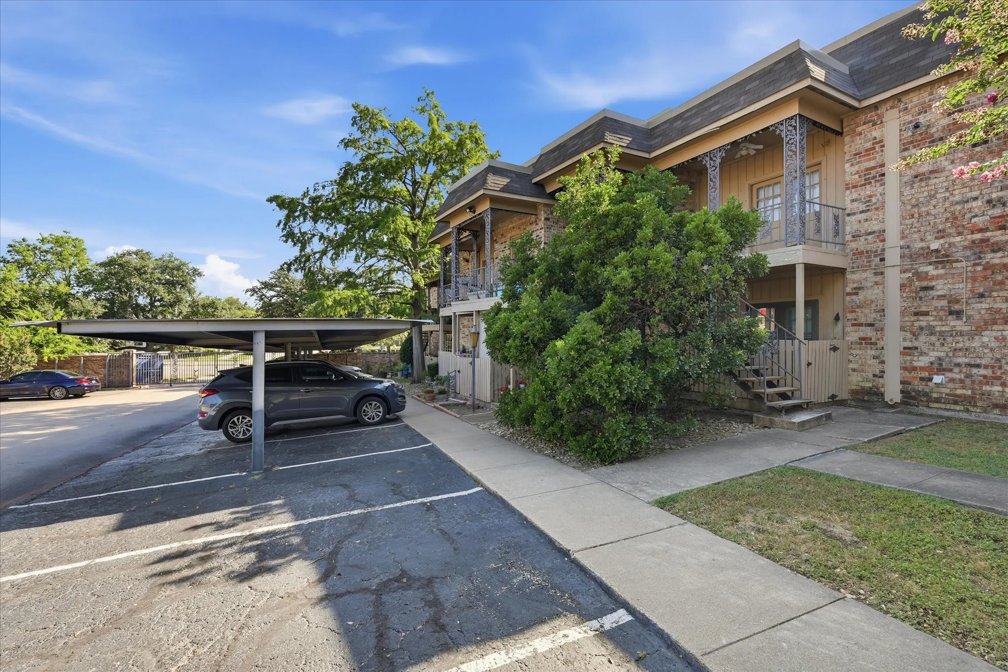 Condominium For Sale in Tarrant County , 4415 S Bellaire Drive S 202S, Fort Worth, Texas 76109, 2 Bedroom, 2 Bathroom, Garage spaces, 1,179 Sqft, built in 1972, mls#21327635, Real Estate Agent in Fort Worth, Homes For Sale in Tarrant county, Homes For Sale in Fort Worth, Realtor in Fort Worth Texas, Real Estate Brokerage Independent Realty Texas, Luminita Cordes Realtor