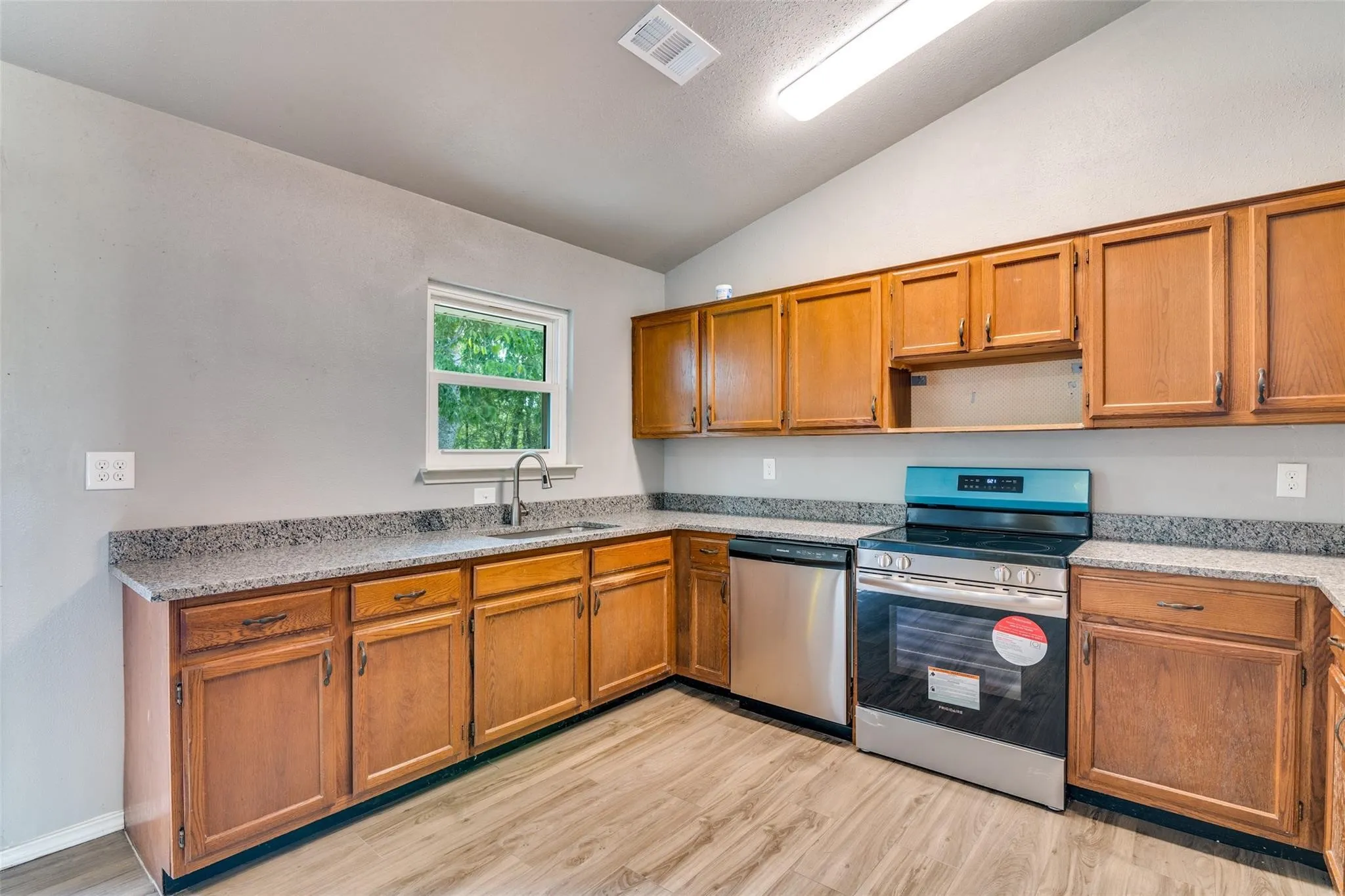 Single Family Residence For Sale in Rains County , 320 Egret Circle, East Tawakoni, Texas 75472, 3 Bedrooms, 3 Bathrooms, Garage spaces, 1,663 Sqft, built in 1988, Price $239,900, mls#21333230, Real Estate Agent in East Tawakoni, Homes For Sale in Rains county, Homes For Sale in East Tawakoni, Realtor in East Tawakoni Texas, Real Estate Brokerage Independent Realty Texas, Luminita Cordes Realtor