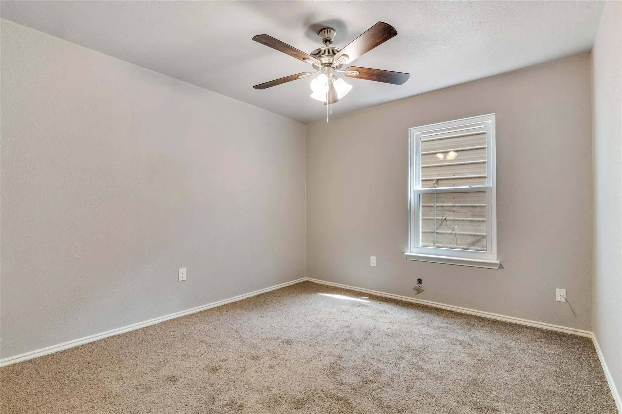 Single Family Residence For Sale in Rains County , 320 Egret Circle, East Tawakoni, Texas 75472, 3 Bedrooms, 3 Bathrooms, Garage spaces, 1,663 Sqft, built in 1988, Price $239,900, mls#21333230, Real Estate Agent in East Tawakoni, Homes For Sale in Rains county, Homes For Sale in East Tawakoni, Realtor in East Tawakoni Texas, Real Estate Brokerage Independent Realty Texas, Luminita Cordes Realtor