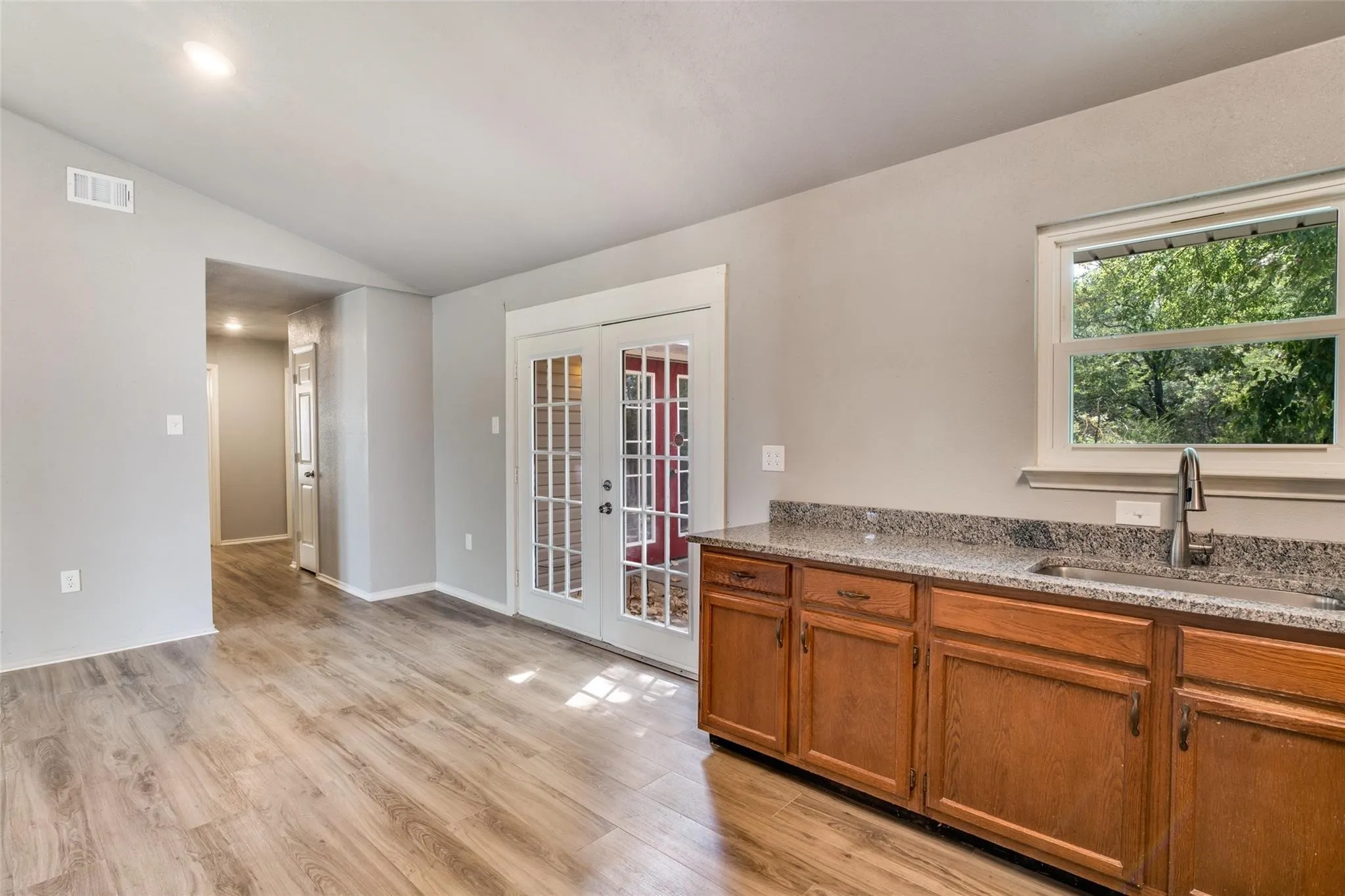 Single Family Residence For Sale in Rains County , 320 Egret Circle, East Tawakoni, Texas 75472, 3 Bedrooms, 3 Bathrooms, Garage spaces, 1,663 Sqft, built in 1988, Price $239,900, mls#21333230, Real Estate Agent in East Tawakoni, Homes For Sale in Rains county, Homes For Sale in East Tawakoni, Realtor in East Tawakoni Texas, Real Estate Brokerage Independent Realty Texas, Luminita Cordes Realtor