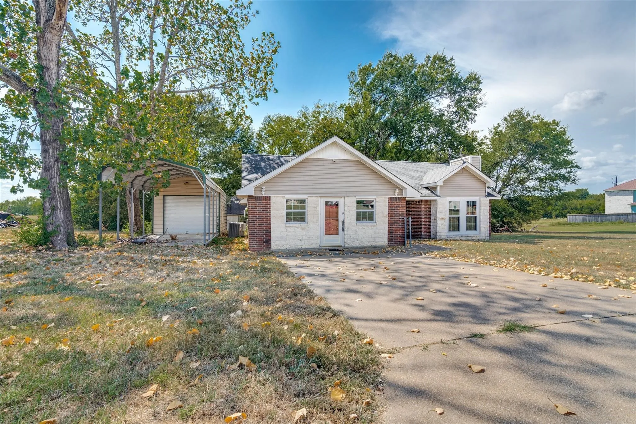 Single Family Residence For Sale in Rains County , 320 Egret Circle, East Tawakoni, Texas 75472, 3 Bedrooms, 3 Bathrooms, Garage spaces, 1,663 Sqft, built in 1988, Price $239,900, mls#21333230, Real Estate Agent in East Tawakoni, Homes For Sale in Rains county, Homes For Sale in East Tawakoni, Realtor in East Tawakoni Texas, Real Estate Brokerage Independent Realty Texas, Luminita Cordes Realtor