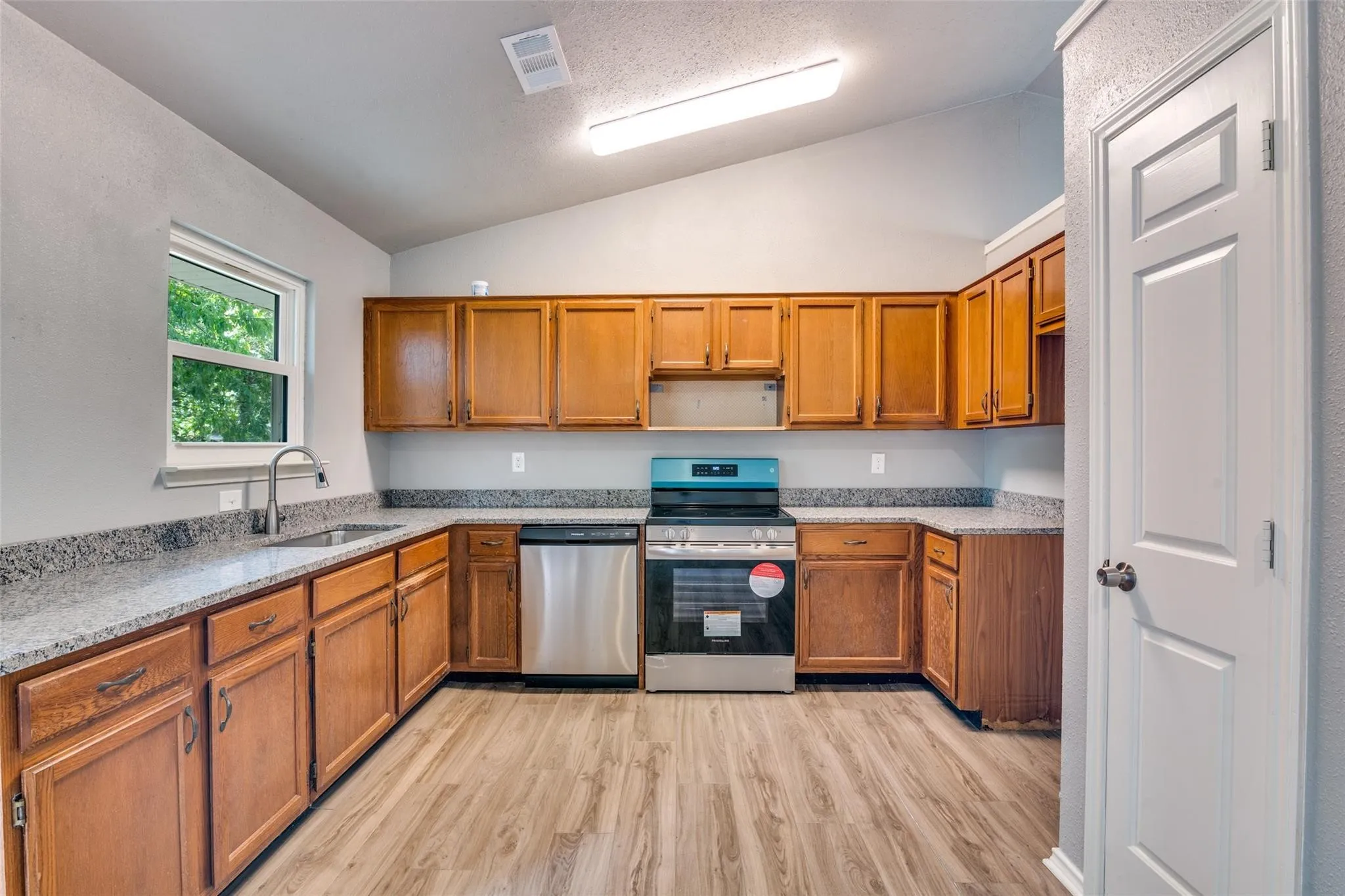 Single Family Residence For Sale in Rains County , 320 Egret Circle, East Tawakoni, Texas 75472, 3 Bedrooms, 3 Bathrooms, Garage spaces, 1,663 Sqft, built in 1988, Price $239,900, mls#21333230, Real Estate Agent in East Tawakoni, Homes For Sale in Rains county, Homes For Sale in East Tawakoni, Realtor in East Tawakoni Texas, Real Estate Brokerage Independent Realty Texas, Luminita Cordes Realtor