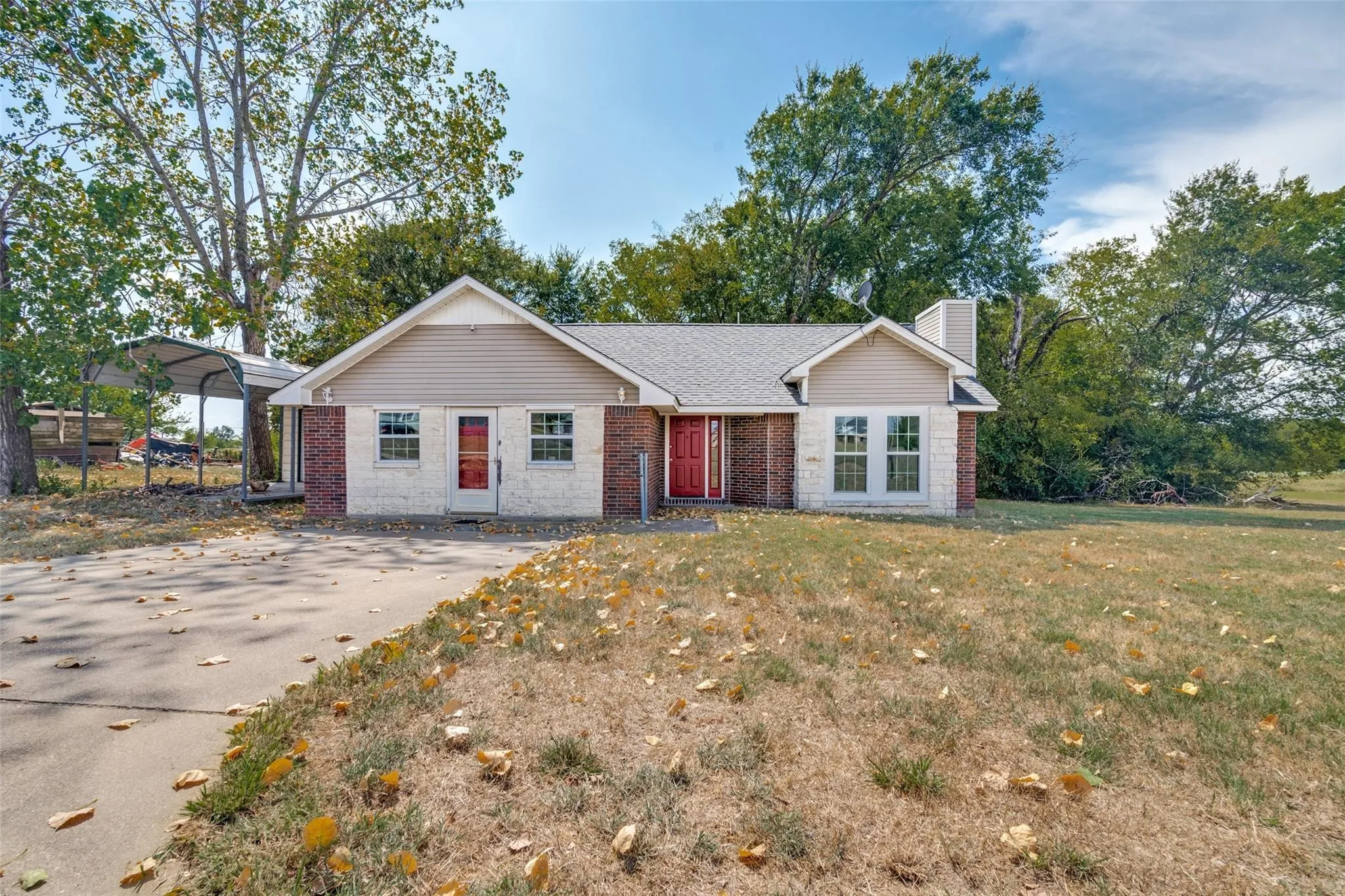 Single Family Residence For Sale in Rains County , 320 Egret Circle, East Tawakoni, Texas 75472, 3 Bedrooms, 3 Bathrooms, Garage spaces, 1,663 Sqft, built in 1988, Price $239,900, mls#21333230, Real Estate Agent in East Tawakoni, Homes For Sale in Rains county, Homes For Sale in East Tawakoni, Realtor in East Tawakoni Texas, Real Estate Brokerage Independent Realty Texas, Luminita Cordes Realtor
