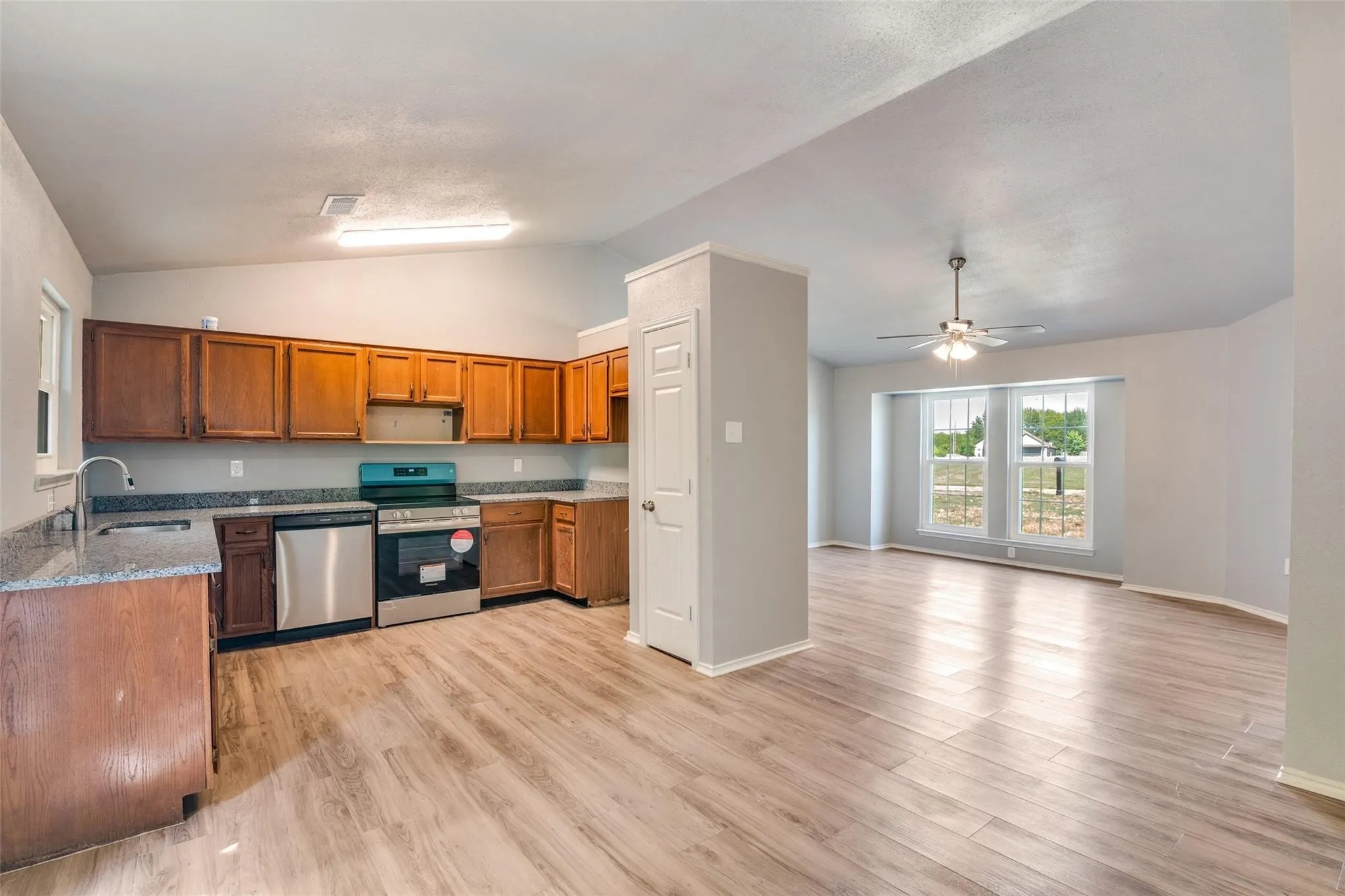 Single Family Residence For Sale in Rains County , 320 Egret Circle, East Tawakoni, Texas 75472, 3 Bedrooms, 3 Bathrooms, Garage spaces, 1,663 Sqft, built in 1988, Price $239,900, mls#21333230, Real Estate Agent in East Tawakoni, Homes For Sale in Rains county, Homes For Sale in East Tawakoni, Realtor in East Tawakoni Texas, Real Estate Brokerage Independent Realty Texas, Luminita Cordes Realtor