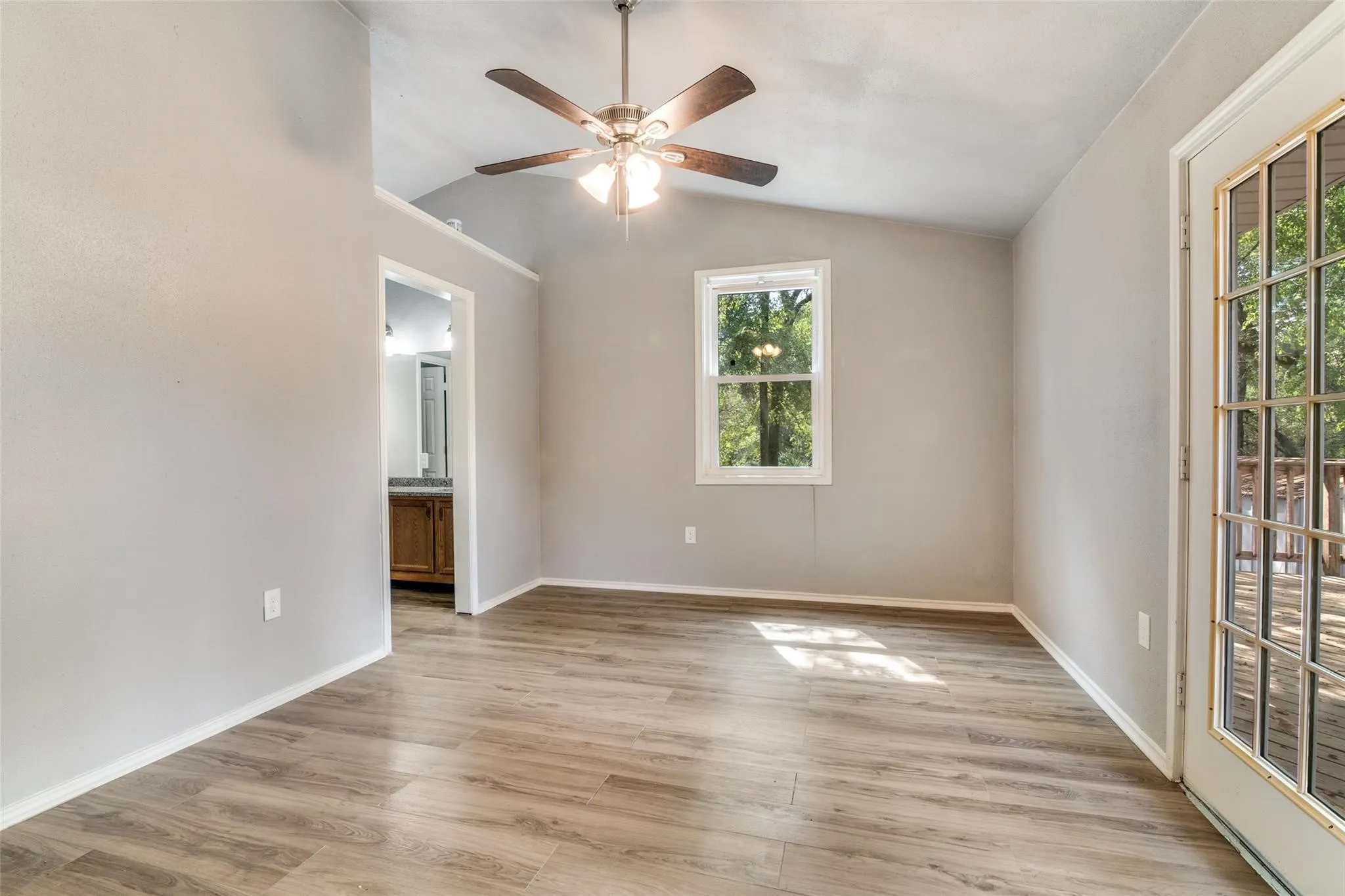 Single Family Residence For Sale in Rains County , 320 Egret Circle, East Tawakoni, Texas 75472, 3 Bedrooms, 3 Bathrooms, Garage spaces, 1,663 Sqft, built in 1988, Price $239,900, mls#21333230, Real Estate Agent in East Tawakoni, Homes For Sale in Rains county, Homes For Sale in East Tawakoni, Realtor in East Tawakoni Texas, Real Estate Brokerage Independent Realty Texas, Luminita Cordes Realtor