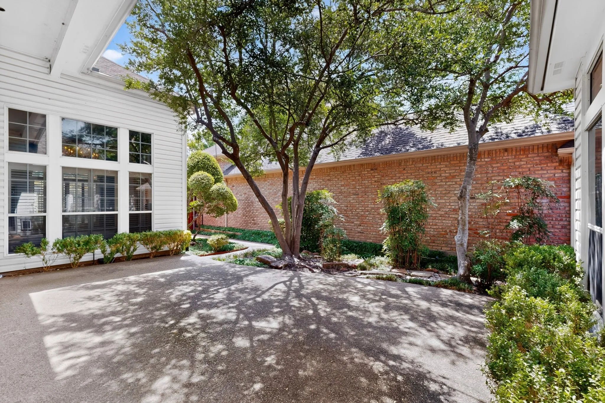 Single Family Residence For Sale in Collin County , 5434 Preston Fairways Circle, Dallas, Texas 75252, 4 Bedroom, 3 Bathroom, 2 Garage spaces, 3,249 Sqft, built in 1991, mls#21322460, Real Estate Agent in Dallas, Homes For Sale in Collin county, Homes For Sale in Dallas, Realtor in Dallas Texas, Real Estate Brokerage Independent Realty Texas, Luminita Cordes Realtor