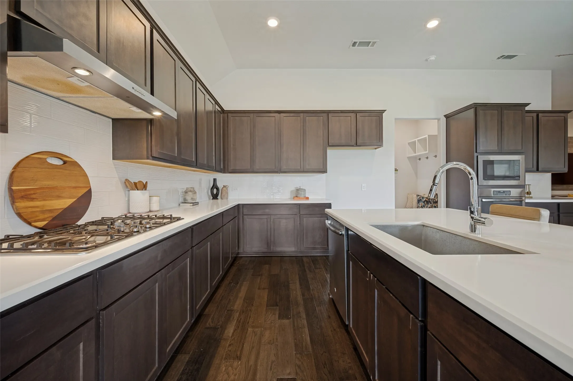 Single Family Residence For Sale in Denton County , 8109 Tramore, The Colony, Texas 75056, 2 Bedroom, 3 Bathroom, 3 Garage spaces, 2,443 Sqft, built in 2017, mls#21331676, Real Estate Agent in The Colony, Homes For Sale in Denton county, Homes For Sale in The Colony, Realtor in The Colony Texas, Real Estate Brokerage Independent Realty Texas, Luminita Cordes Realtor