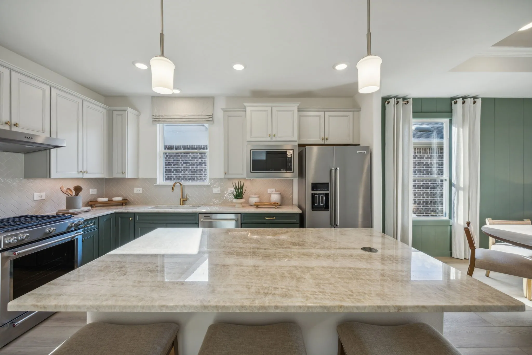 *Model Representation - Spacious kitchen with eat-in bartop island
