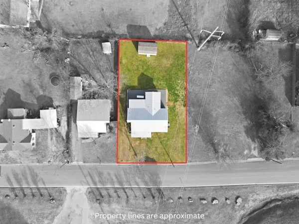 Single Family Residence For Rent in Hopkins County , 108 Reservoir Street, Sulphur Springs, Texas 75482, 3 Bedroom, 3 Bathroom, Garage spaces, 1,392 Sqft, built in 1952, mls#21333257, Real Estate Agent in Sulphur Springs, Homes For Rent in Hopkins county, Homes For Rent in Sulphur Springs, Realtor in Sulphur Springs Texas, Real Estate Brokerage Independent Realty Texas, Luminita Cordes Realtor