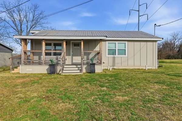 Single Family Residence For Rent in Hopkins County , 108 Reservoir Street, Sulphur Springs, Texas 75482, 3 Bedroom, 3 Bathroom, Garage spaces, 1,392 Sqft, built in 1952, mls#21333257, Real Estate Agent in Sulphur Springs, Homes For Rent in Hopkins county, Homes For Rent in Sulphur Springs, Realtor in Sulphur Springs Texas, Real Estate Brokerage Independent Realty Texas, Luminita Cordes Realtor