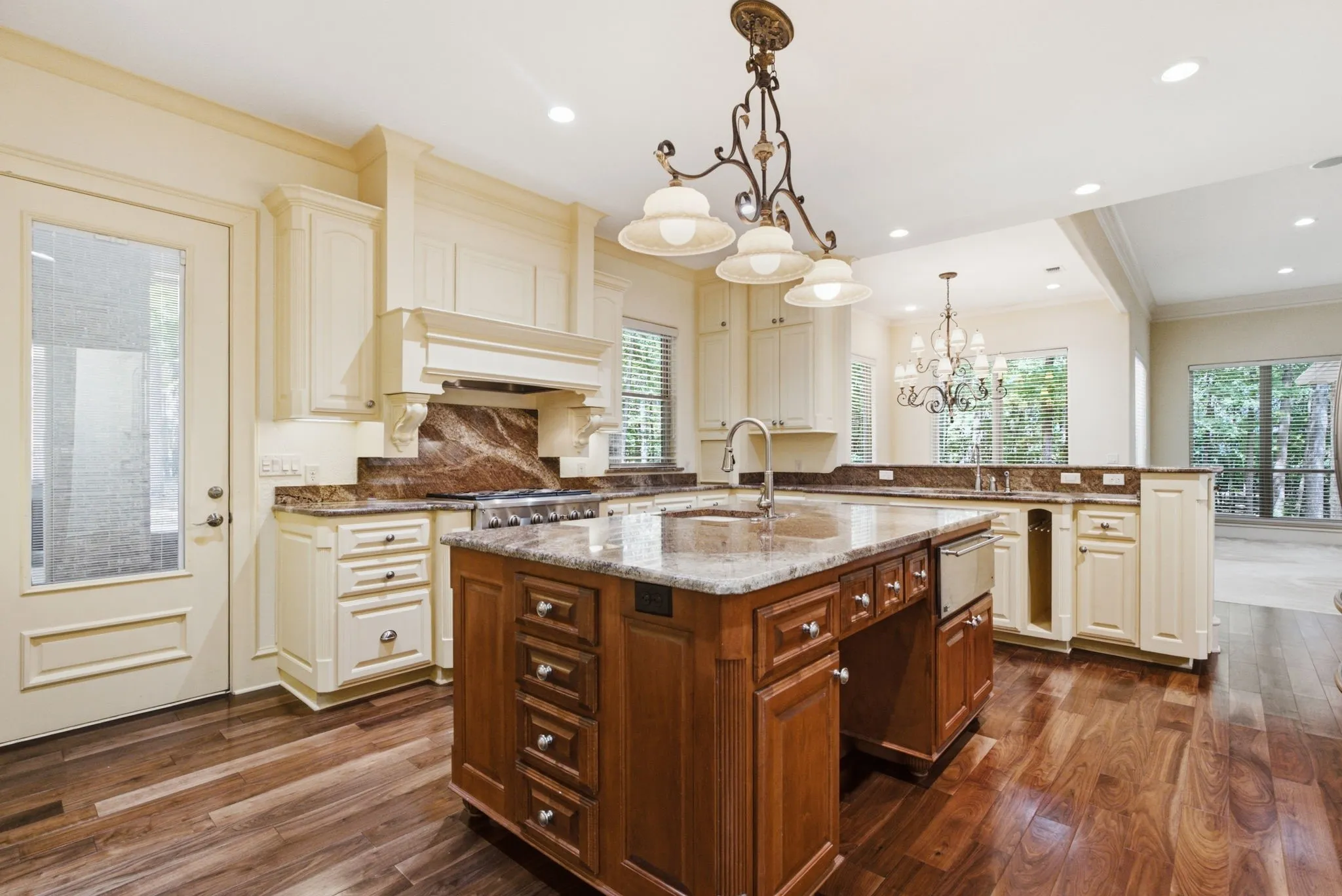 Single Family Residence For Sale in Smith County , 2030 Equestrian Lane, Tyler, Texas 75703, 4 Bedroom, 5 Bathroom, 3 Garage spaces, 4,811 Sqft, built in 2008, mls#21333260, Real Estate Agent in Tyler, Homes For Sale in Smith county, Homes For Sale in Tyler, Realtor in Tyler Texas, Real Estate Brokerage Independent Realty Texas, Luminita Cordes Realtor
