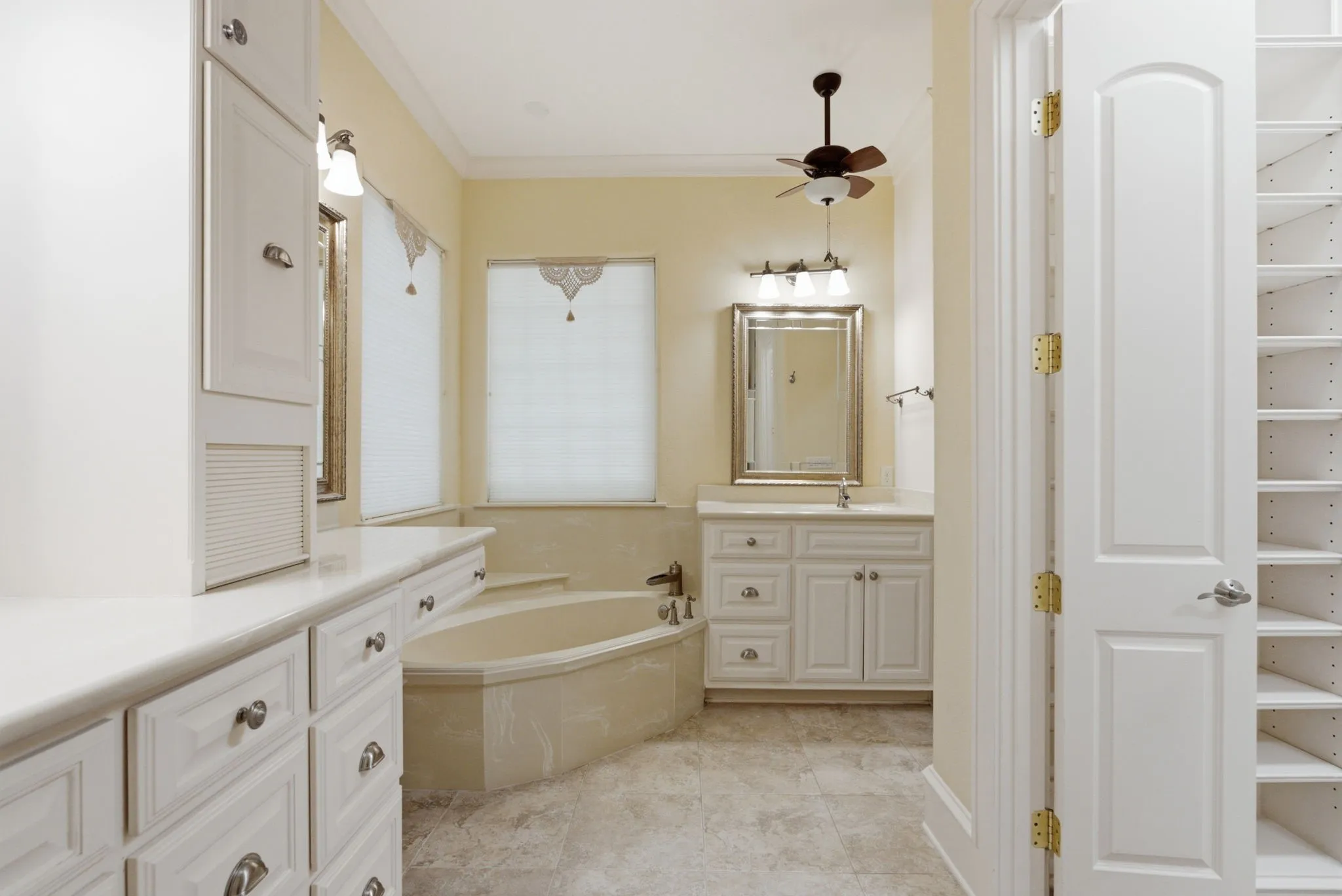 Single Family Residence For Sale in Smith County , 2030 Equestrian Lane, Tyler, Texas 75703, 4 Bedroom, 5 Bathroom, 3 Garage spaces, 4,811 Sqft, built in 2008, mls#21333260, Real Estate Agent in Tyler, Homes For Sale in Smith county, Homes For Sale in Tyler, Realtor in Tyler Texas, Real Estate Brokerage Independent Realty Texas, Luminita Cordes Realtor