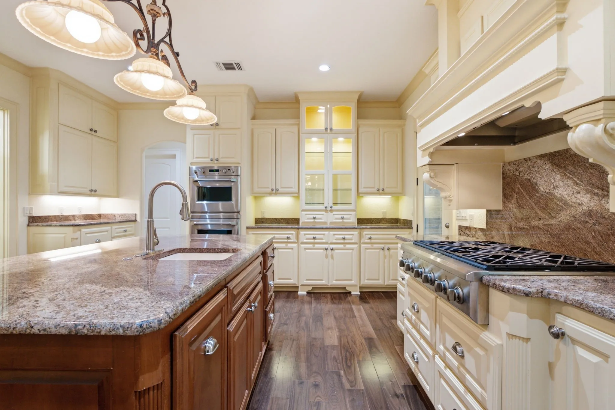 Single Family Residence For Sale in Smith County , 2030 Equestrian Lane, Tyler, Texas 75703, 4 Bedroom, 5 Bathroom, 3 Garage spaces, 4,811 Sqft, built in 2008, mls#21333260, Real Estate Agent in Tyler, Homes For Sale in Smith county, Homes For Sale in Tyler, Realtor in Tyler Texas, Real Estate Brokerage Independent Realty Texas, Luminita Cordes Realtor