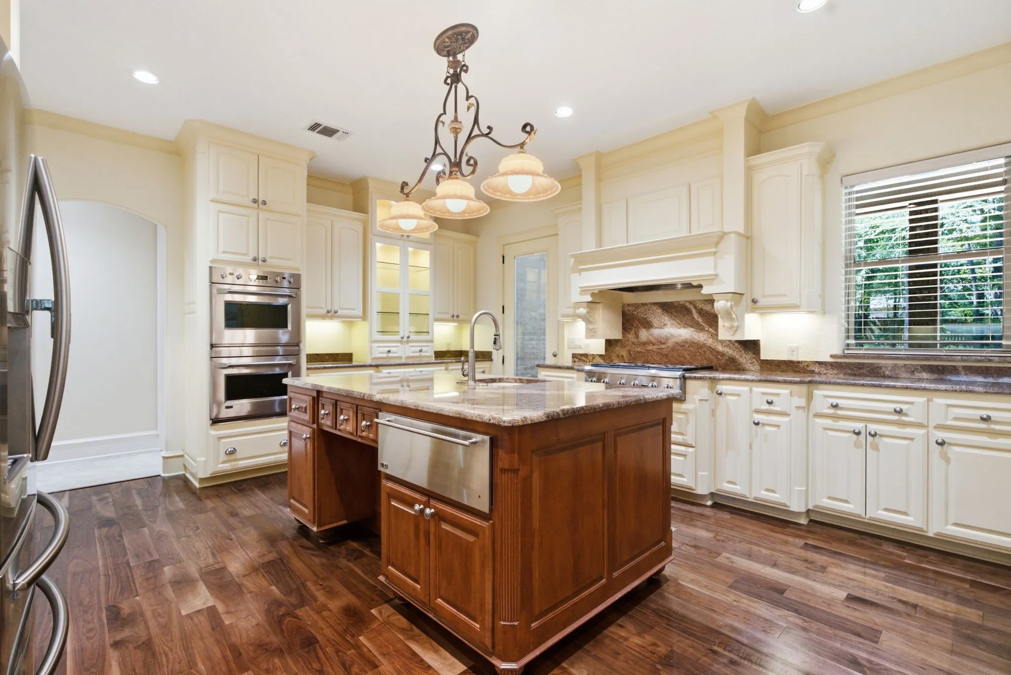 Single Family Residence For Sale in Smith County , 2030 Equestrian Lane, Tyler, Texas 75703, 4 Bedroom, 5 Bathroom, 3 Garage spaces, 4,811 Sqft, built in 2008, mls#21333260, Real Estate Agent in Tyler, Homes For Sale in Smith county, Homes For Sale in Tyler, Realtor in Tyler Texas, Real Estate Brokerage Independent Realty Texas, Luminita Cordes Realtor