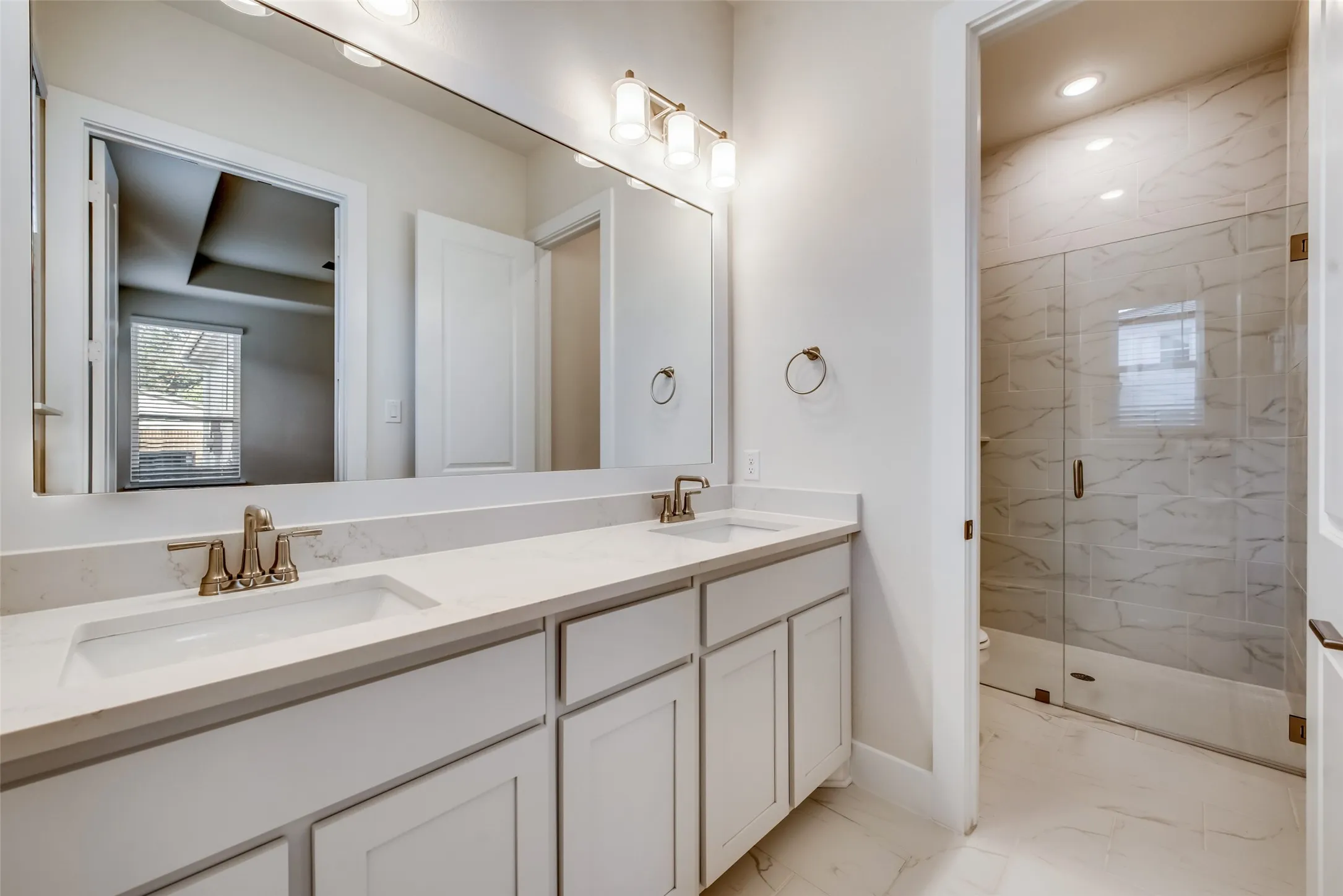 Dual vanity with undermount sinks and light-toned countertops