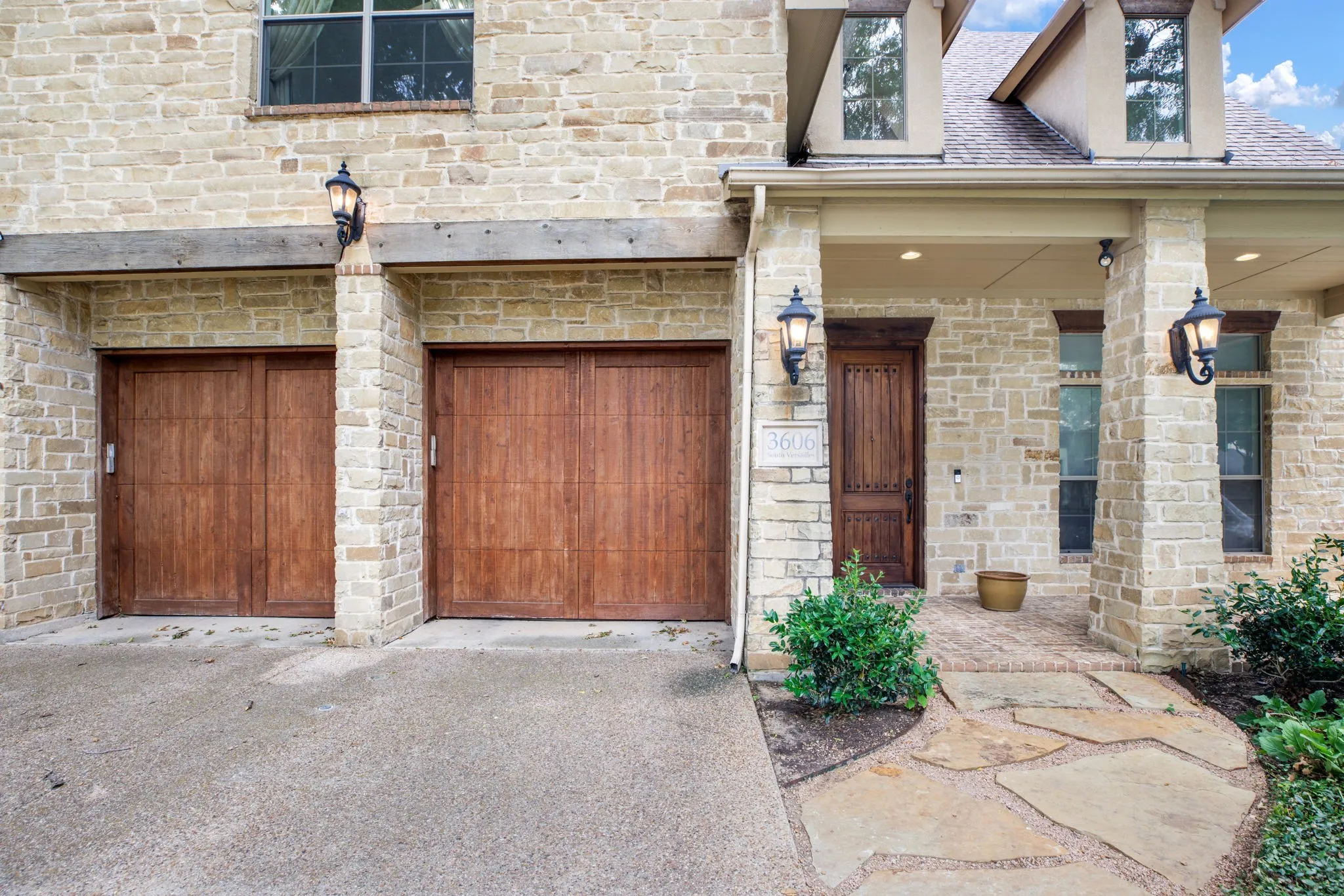 Single Family Residence For Rent in Dallas County , 3606 S Versailles Avenue, Dallas, Texas 75209, 3 Bedroom, 3 Bathroom, 2 Garage spaces, 3,570 Sqft, built in 2006, mls#21331671, Real Estate Agent in Dallas, Homes For Rent in Dallas county, Homes For Rent in Dallas, Realtor in Dallas Texas, Real Estate Brokerage Independent Realty Texas, Luminita Cordes Realtor