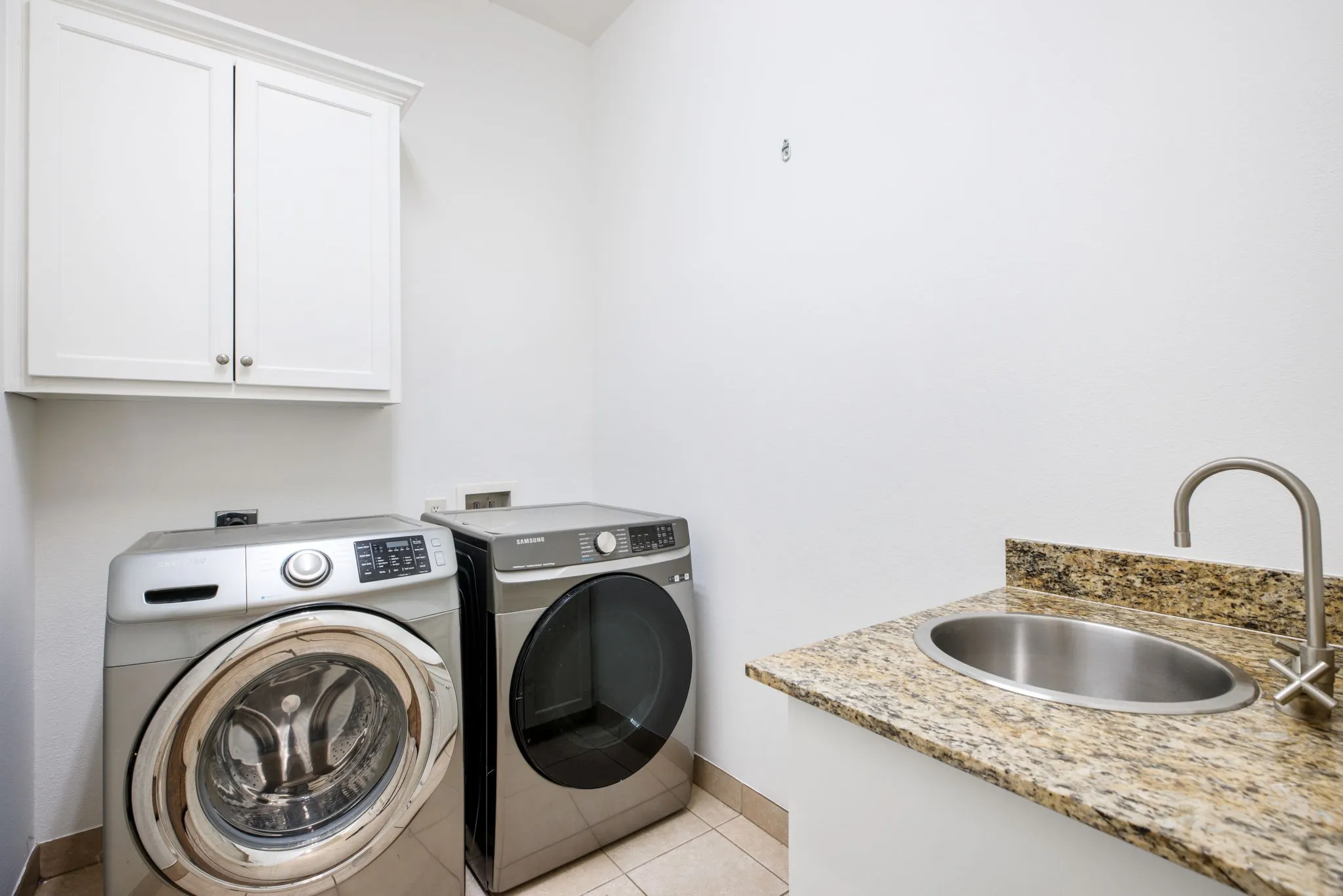 Single Family Residence For Rent in Dallas County , 3606 S Versailles Avenue, Dallas, Texas 75209, 3 Bedroom, 3 Bathroom, 2 Garage spaces, 3,570 Sqft, built in 2006, mls#21331671, Real Estate Agent in Dallas, Homes For Rent in Dallas county, Homes For Rent in Dallas, Realtor in Dallas Texas, Real Estate Brokerage Independent Realty Texas, Luminita Cordes Realtor