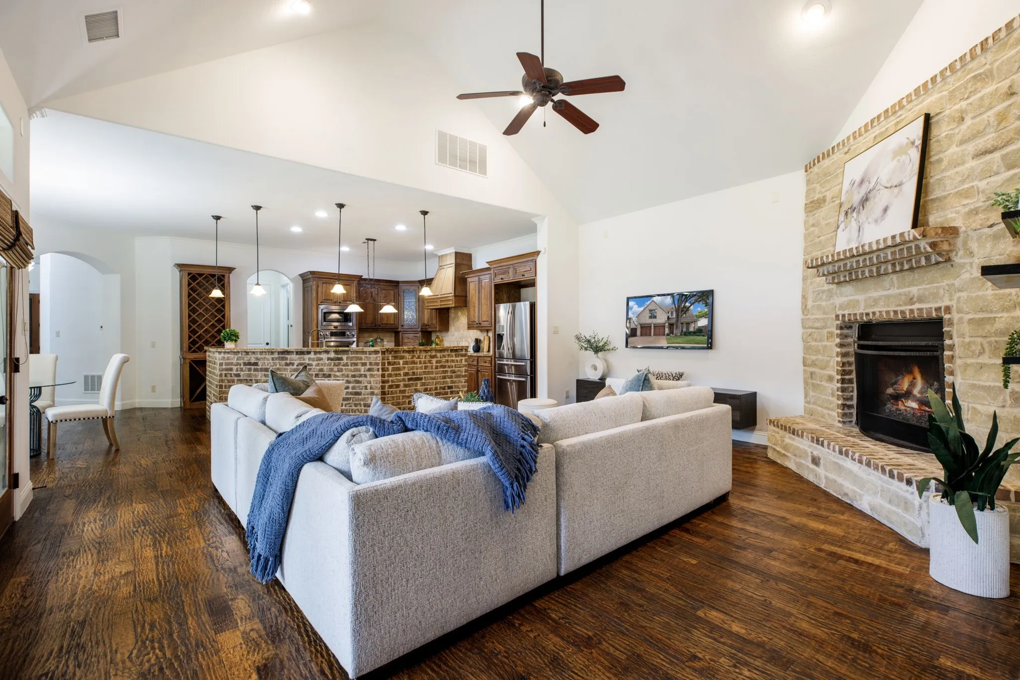 Single Family Residence For Rent in Dallas County , 3606 S Versailles Avenue, Dallas, Texas 75209, 3 Bedroom, 3 Bathroom, 2 Garage spaces, 3,570 Sqft, built in 2006, mls#21331671, Real Estate Agent in Dallas, Homes For Rent in Dallas county, Homes For Rent in Dallas, Realtor in Dallas Texas, Real Estate Brokerage Independent Realty Texas, Luminita Cordes Realtor