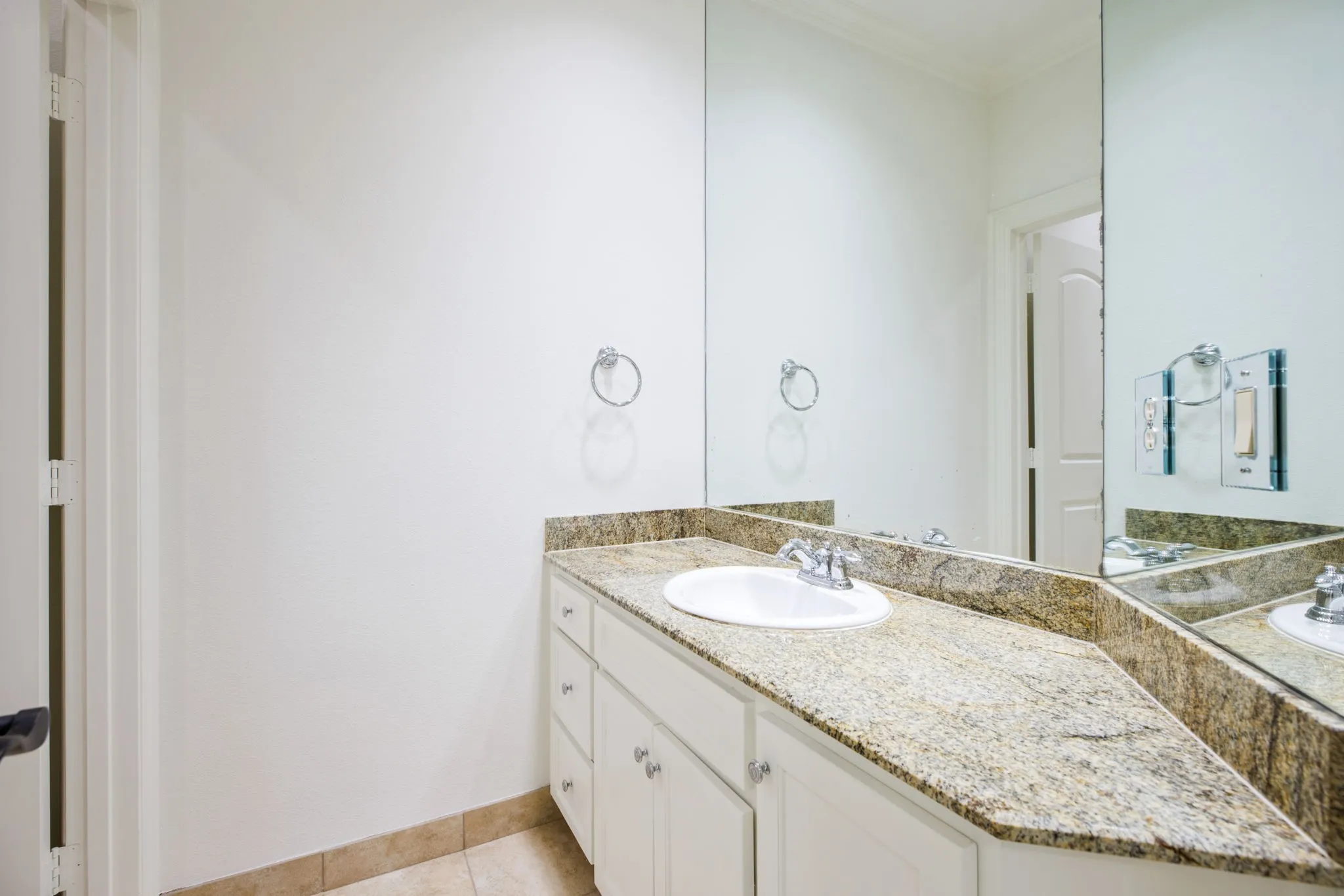 Single Family Residence For Rent in Dallas County , 3606 S Versailles Avenue, Dallas, Texas 75209, 3 Bedroom, 3 Bathroom, 2 Garage spaces, 3,570 Sqft, built in 2006, mls#21331671, Real Estate Agent in Dallas, Homes For Rent in Dallas county, Homes For Rent in Dallas, Realtor in Dallas Texas, Real Estate Brokerage Independent Realty Texas, Luminita Cordes Realtor