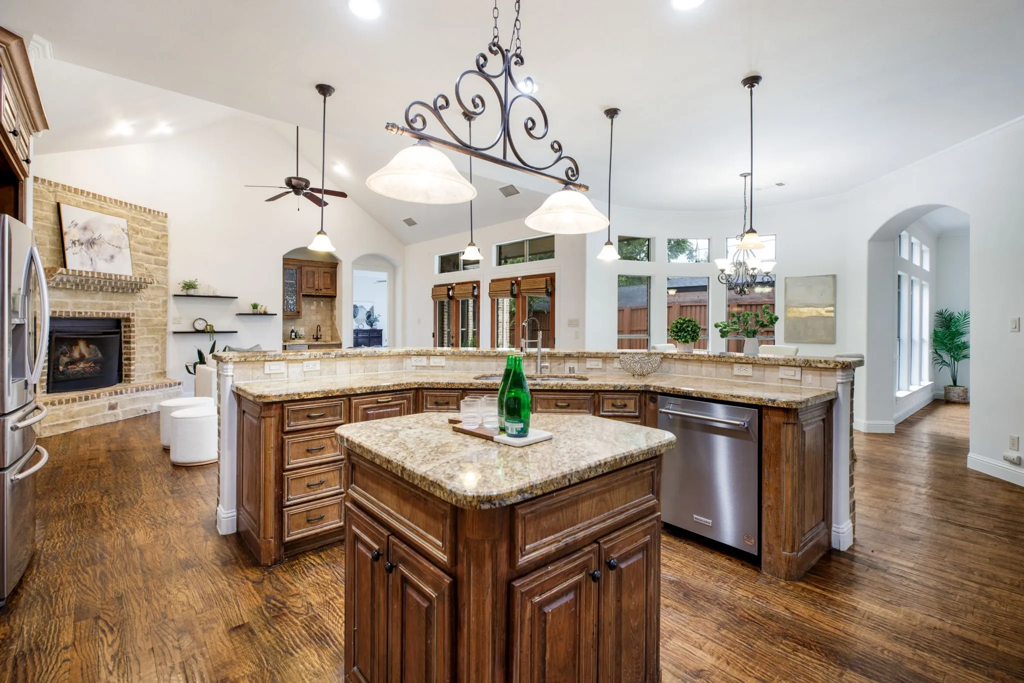 Single Family Residence For Rent in Dallas County , 3606 S Versailles Avenue, Dallas, Texas 75209, 3 Bedroom, 3 Bathroom, 2 Garage spaces, 3,570 Sqft, built in 2006, mls#21331671, Real Estate Agent in Dallas, Homes For Rent in Dallas county, Homes For Rent in Dallas, Realtor in Dallas Texas, Real Estate Brokerage Independent Realty Texas, Luminita Cordes Realtor