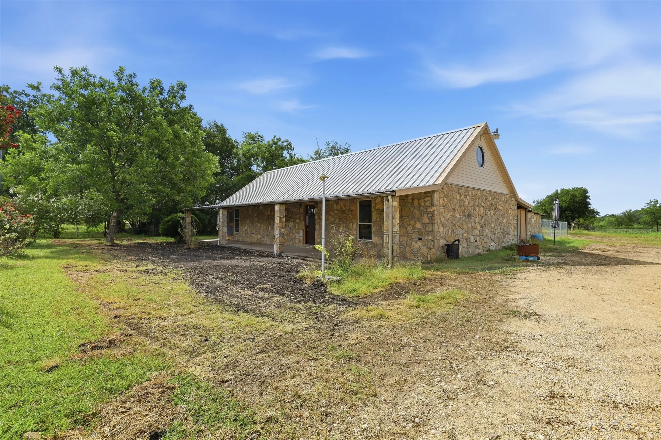 Single Family Residence For Sale in Hamilton County , 5377 Fm 219 W, Carlton, Texas 76436, 3 Bedroom, 2 Bathroom, Garage spaces, 2,675 Sqft, built in 2007, mls#21333069, Real Estate Agent in Carlton, Homes For Sale in Hamilton county, Homes For Sale in Carlton, Realtor in Carlton Texas, Real Estate Brokerage Independent Realty Texas, Luminita Cordes Realtor