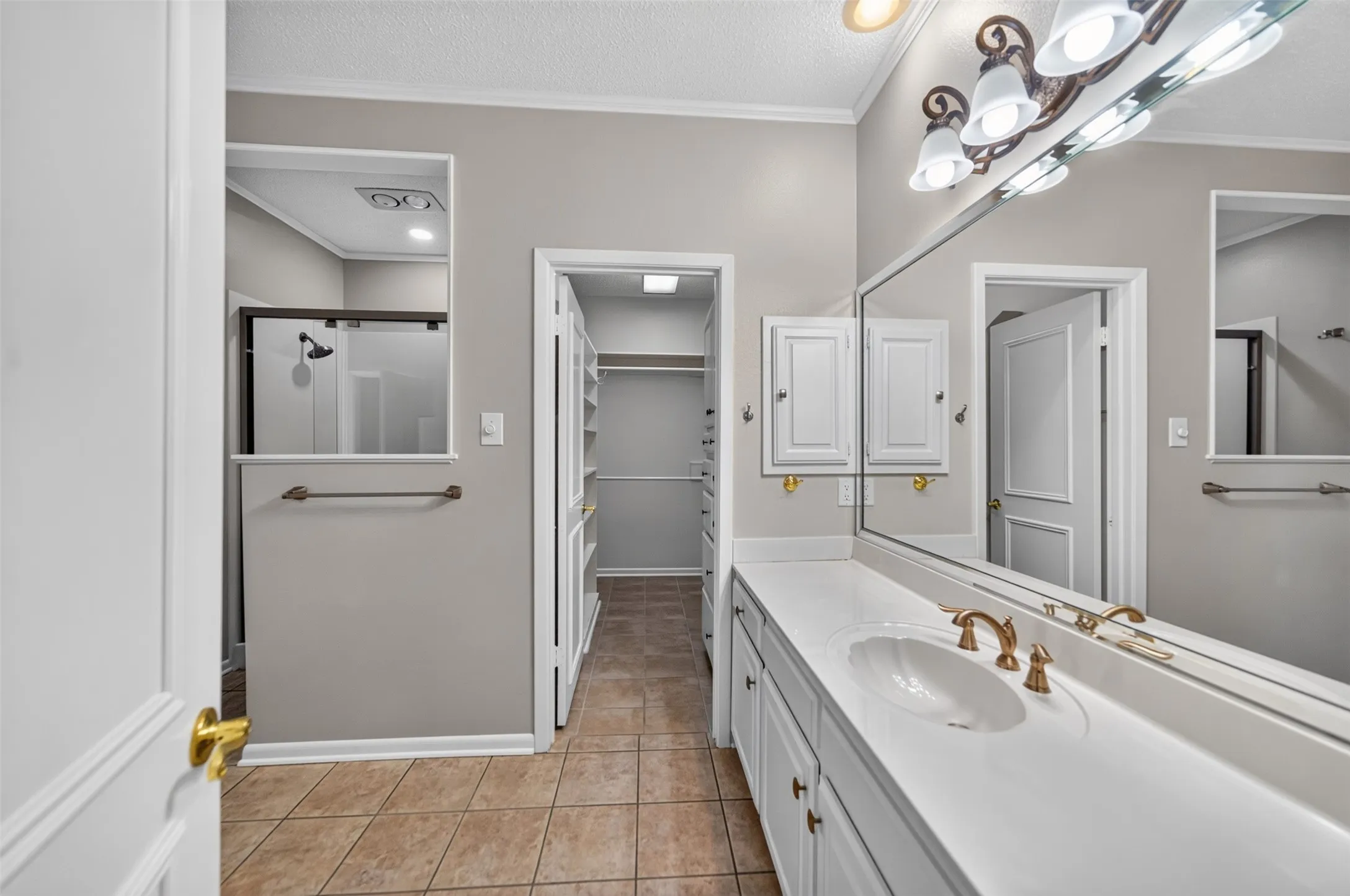 Single Family Residence For Sale in Smith County , 5417 Carmel Court, Tyler, Texas 75703, 3 Bedrooms, 2 Bathrooms, 2 Garage spaces, 2,650 Sqft, built in 1981, Price $415,000, mls#21333304, Real Estate Agent in Tyler, Homes For Sale in Smith county, Homes For Sale in Tyler, Realtor in Tyler Texas, Real Estate Brokerage Independent Realty Texas, Luminita Cordes Realtor