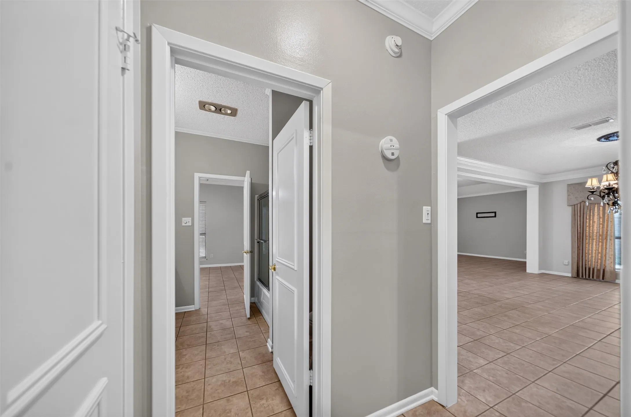 Single Family Residence For Sale in Smith County , 5417 Carmel Court, Tyler, Texas 75703, 3 Bedrooms, 2 Bathrooms, 2 Garage spaces, 2,650 Sqft, built in 1981, Price $415,000, mls#21333304, Real Estate Agent in Tyler, Homes For Sale in Smith county, Homes For Sale in Tyler, Realtor in Tyler Texas, Real Estate Brokerage Independent Realty Texas, Luminita Cordes Realtor