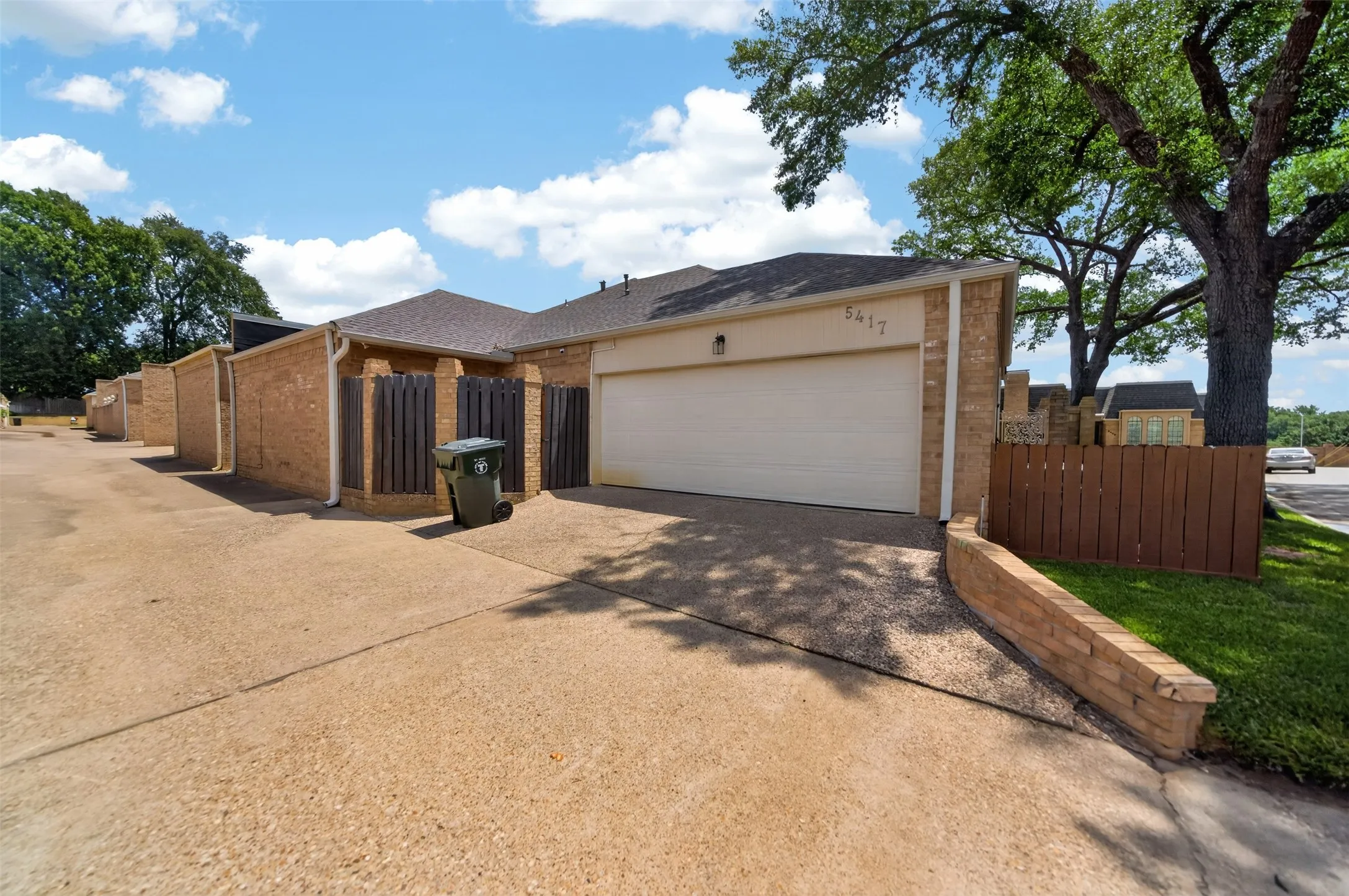 Single Family Residence For Sale in Smith County , 5417 Carmel Court, Tyler, Texas 75703, 3 Bedrooms, 2 Bathrooms, 2 Garage spaces, 2,650 Sqft, built in 1981, Price $415,000, mls#21333304, Real Estate Agent in Tyler, Homes For Sale in Smith county, Homes For Sale in Tyler, Realtor in Tyler Texas, Real Estate Brokerage Independent Realty Texas, Luminita Cordes Realtor