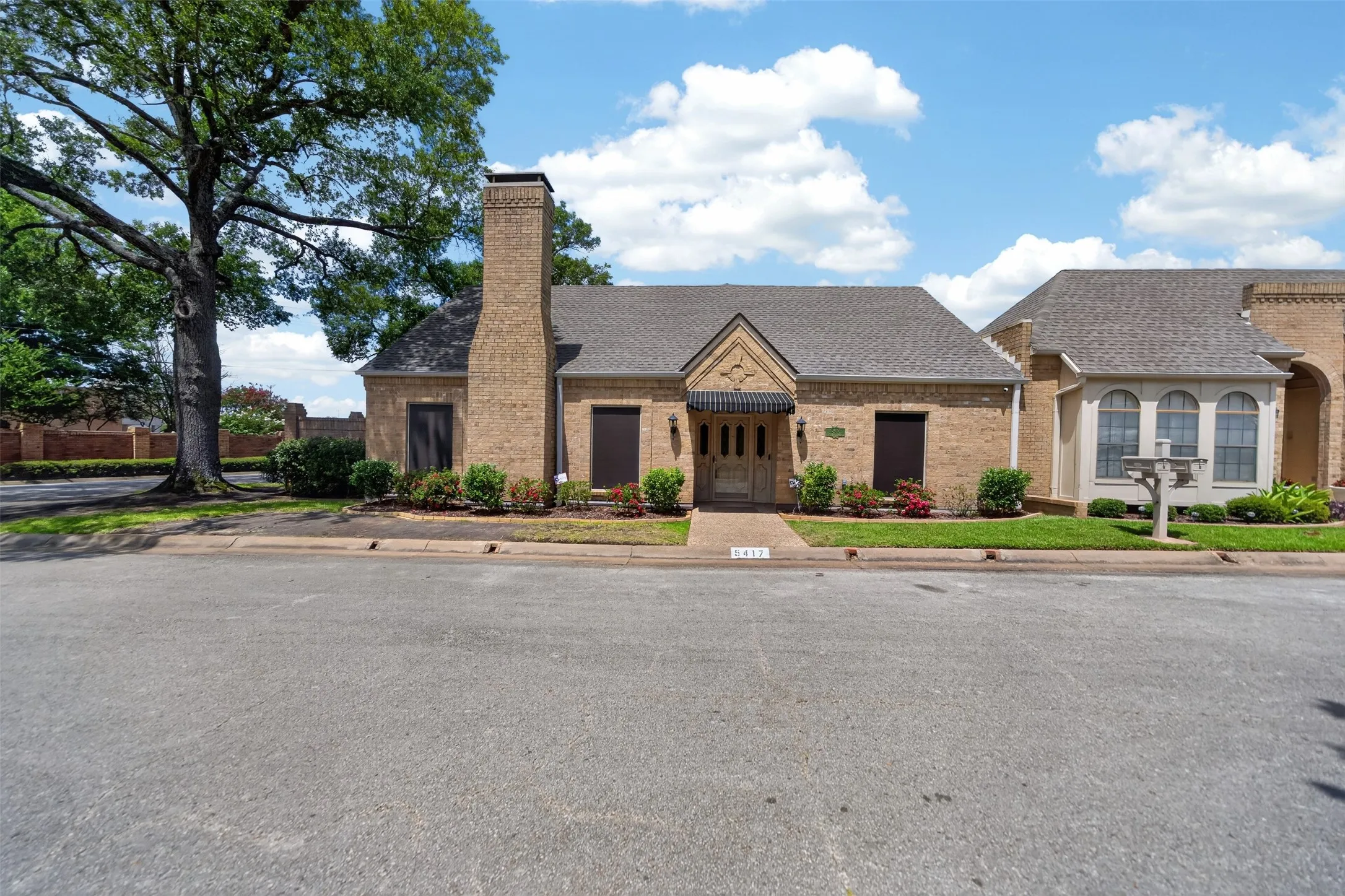Single Family Residence For Sale in Smith County , 5417 Carmel Court, Tyler, Texas 75703, 3 Bedrooms, 2 Bathrooms, 2 Garage spaces, 2,650 Sqft, built in 1981, Price $415,000, mls#21333304, Real Estate Agent in Tyler, Homes For Sale in Smith county, Homes For Sale in Tyler, Realtor in Tyler Texas, Real Estate Brokerage Independent Realty Texas, Luminita Cordes Realtor