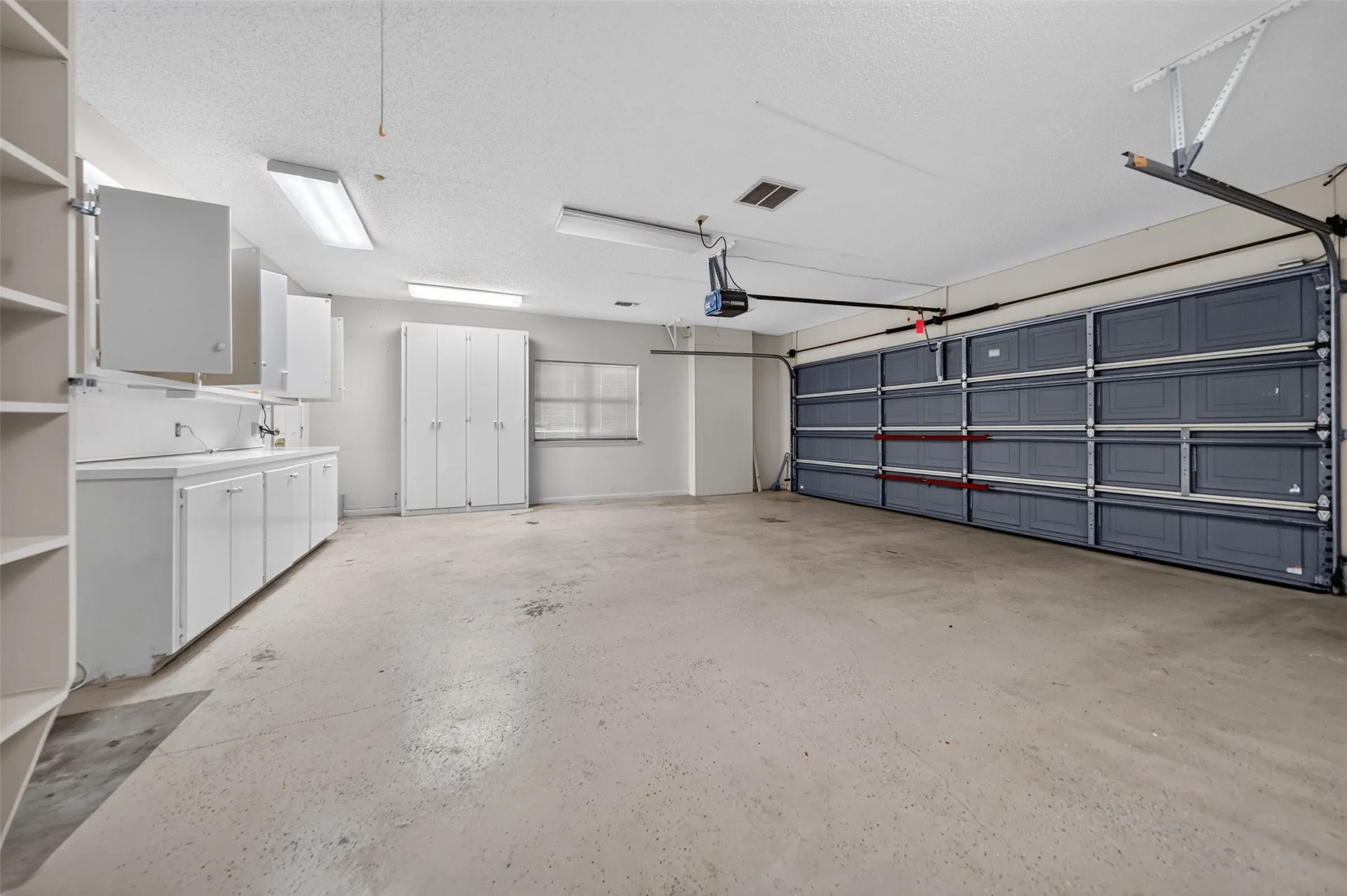 Single Family Residence For Sale in Smith County , 5417 Carmel Court, Tyler, Texas 75703, 3 Bedrooms, 2 Bathrooms, 2 Garage spaces, 2,650 Sqft, built in 1981, Price $415,000, mls#21333304, Real Estate Agent in Tyler, Homes For Sale in Smith county, Homes For Sale in Tyler, Realtor in Tyler Texas, Real Estate Brokerage Independent Realty Texas, Luminita Cordes Realtor