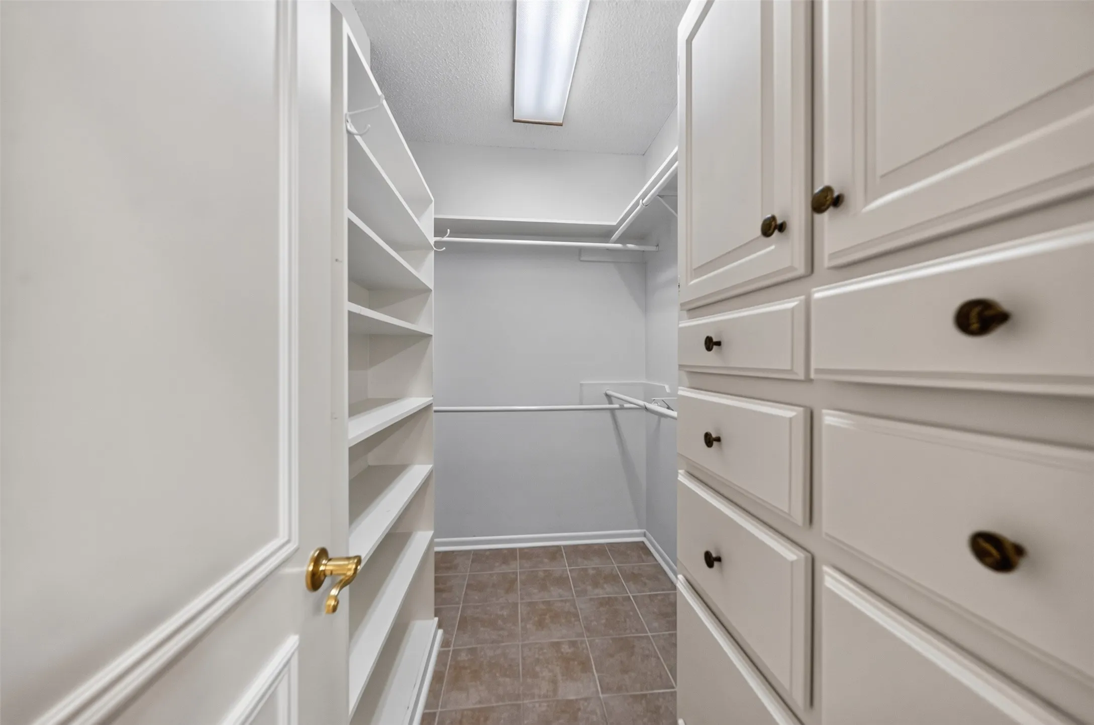 Single Family Residence For Sale in Smith County , 5417 Carmel Court, Tyler, Texas 75703, 3 Bedrooms, 2 Bathrooms, 2 Garage spaces, 2,650 Sqft, built in 1981, Price $415,000, mls#21333304, Real Estate Agent in Tyler, Homes For Sale in Smith county, Homes For Sale in Tyler, Realtor in Tyler Texas, Real Estate Brokerage Independent Realty Texas, Luminita Cordes Realtor