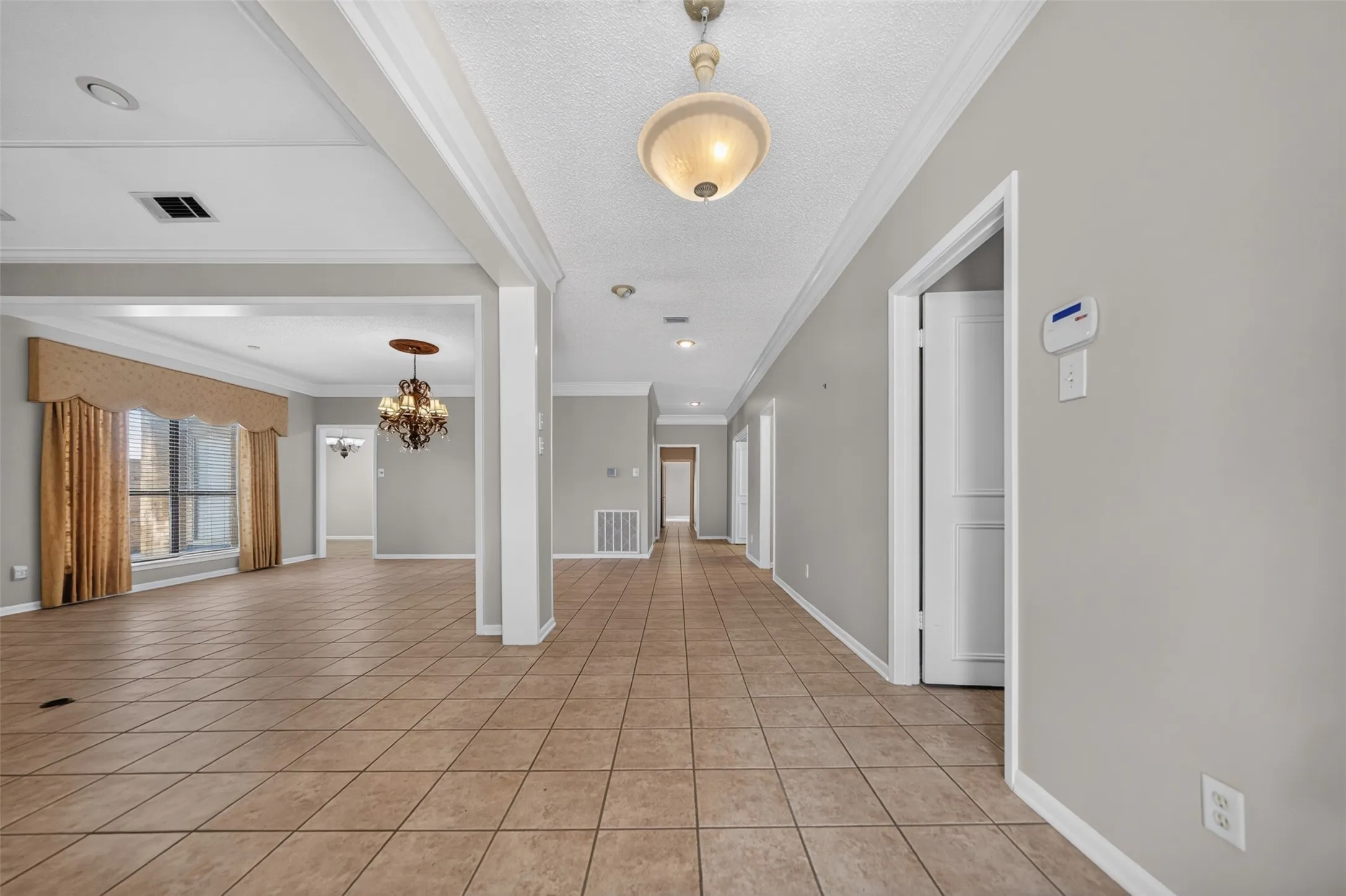 Single Family Residence For Sale in Smith County , 5417 Carmel Court, Tyler, Texas 75703, 3 Bedrooms, 2 Bathrooms, 2 Garage spaces, 2,650 Sqft, built in 1981, Price $415,000, mls#21333304, Real Estate Agent in Tyler, Homes For Sale in Smith county, Homes For Sale in Tyler, Realtor in Tyler Texas, Real Estate Brokerage Independent Realty Texas, Luminita Cordes Realtor