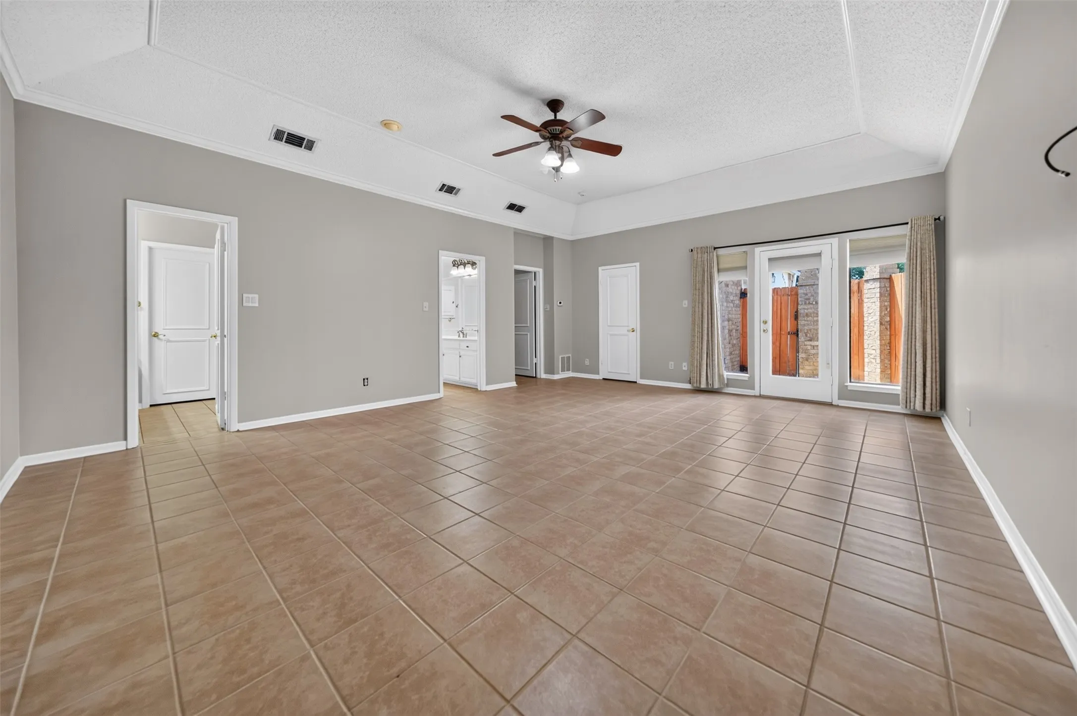 Single Family Residence For Sale in Smith County , 5417 Carmel Court, Tyler, Texas 75703, 3 Bedrooms, 2 Bathrooms, 2 Garage spaces, 2,650 Sqft, built in 1981, Price $415,000, mls#21333304, Real Estate Agent in Tyler, Homes For Sale in Smith county, Homes For Sale in Tyler, Realtor in Tyler Texas, Real Estate Brokerage Independent Realty Texas, Luminita Cordes Realtor