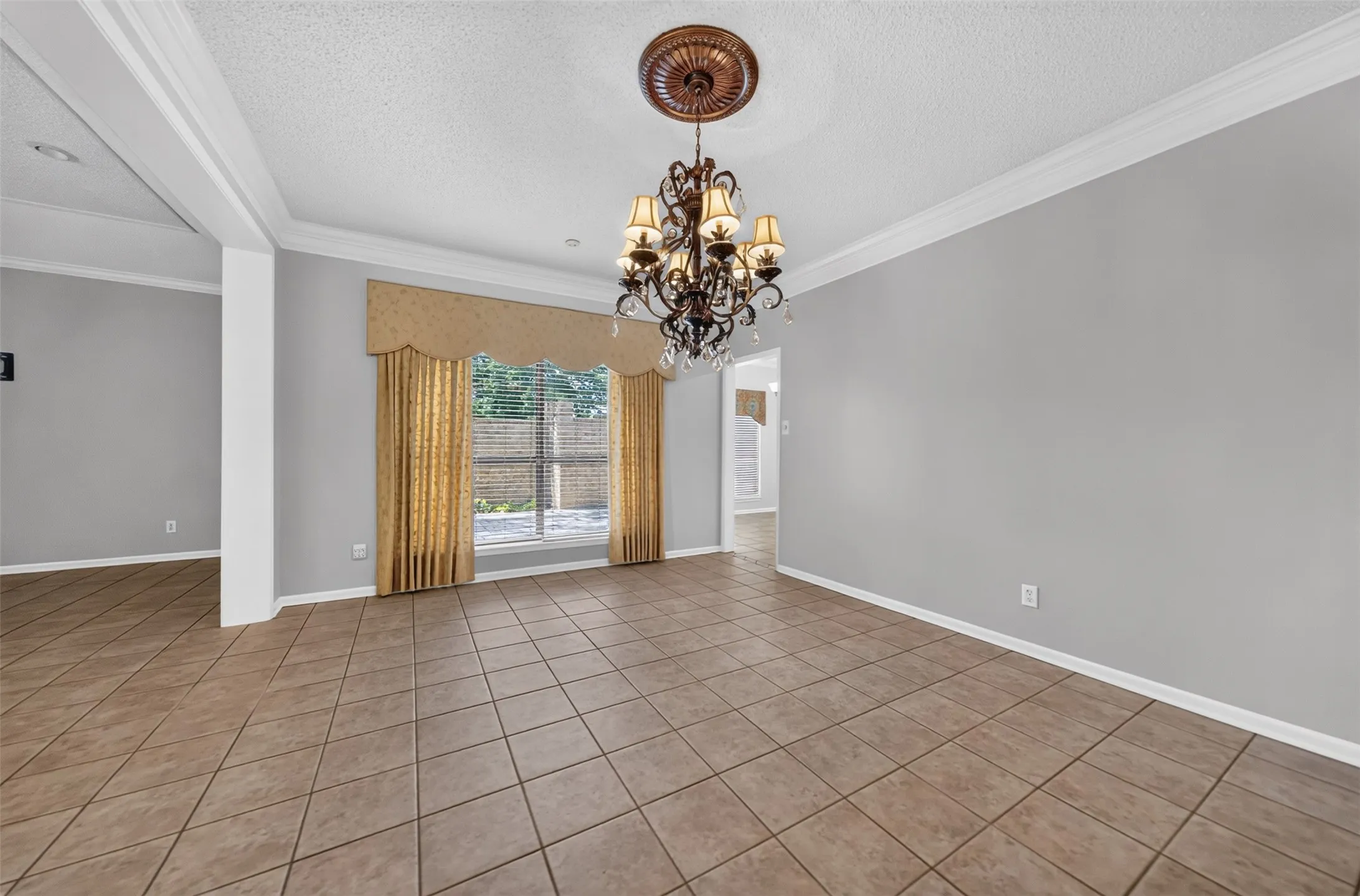 Single Family Residence For Sale in Smith County , 5417 Carmel Court, Tyler, Texas 75703, 3 Bedrooms, 2 Bathrooms, 2 Garage spaces, 2,650 Sqft, built in 1981, Price $415,000, mls#21333304, Real Estate Agent in Tyler, Homes For Sale in Smith county, Homes For Sale in Tyler, Realtor in Tyler Texas, Real Estate Brokerage Independent Realty Texas, Luminita Cordes Realtor