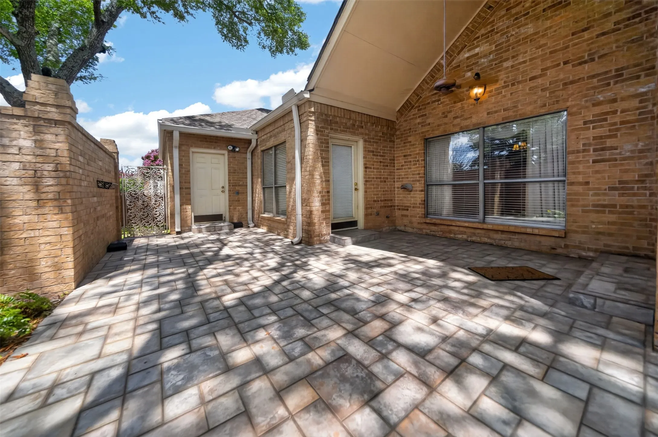 Single Family Residence For Sale in Smith County , 5417 Carmel Court, Tyler, Texas 75703, 3 Bedrooms, 2 Bathrooms, 2 Garage spaces, 2,650 Sqft, built in 1981, Price $415,000, mls#21333304, Real Estate Agent in Tyler, Homes For Sale in Smith county, Homes For Sale in Tyler, Realtor in Tyler Texas, Real Estate Brokerage Independent Realty Texas, Luminita Cordes Realtor