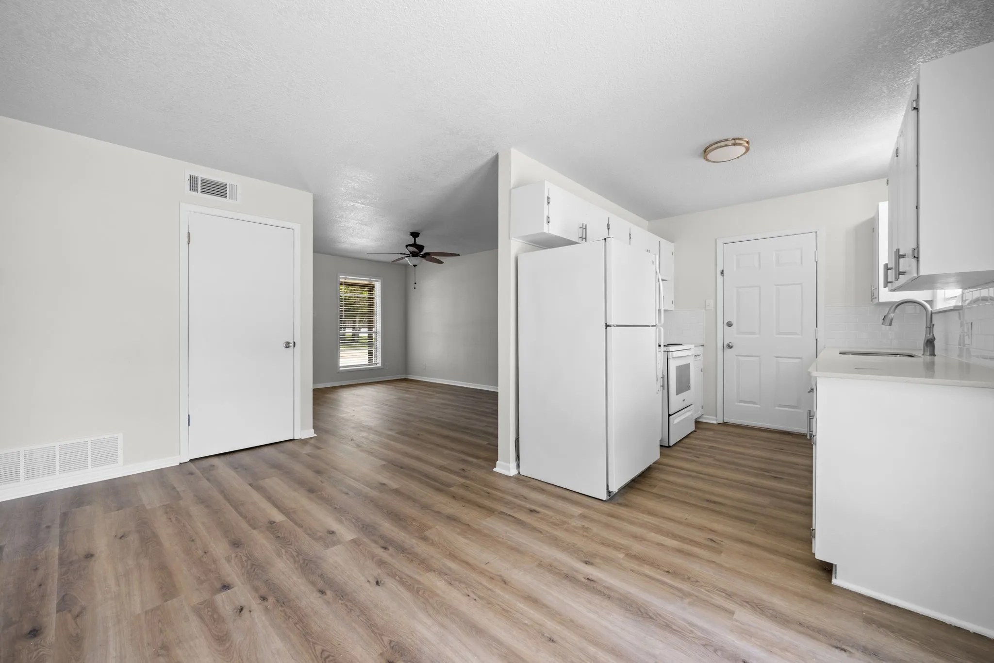 Single Family Residence For Sale in Bell County , 1 Cliffside Drive, Morgans Point Resort, Texas 76513, 3 Bedroom, 2 Bathroom, 2 Garage spaces, 1,001 Sqft, built in 1979, mls#21333301, Real Estate Agent in Morgans Point Resort, Homes For Sale in Bell county, Homes For Sale in Morgans Point Resort, Realtor in Morgans Point Resort Texas, Real Estate Brokerage Independent Realty Texas, Luminita Cordes Realtor