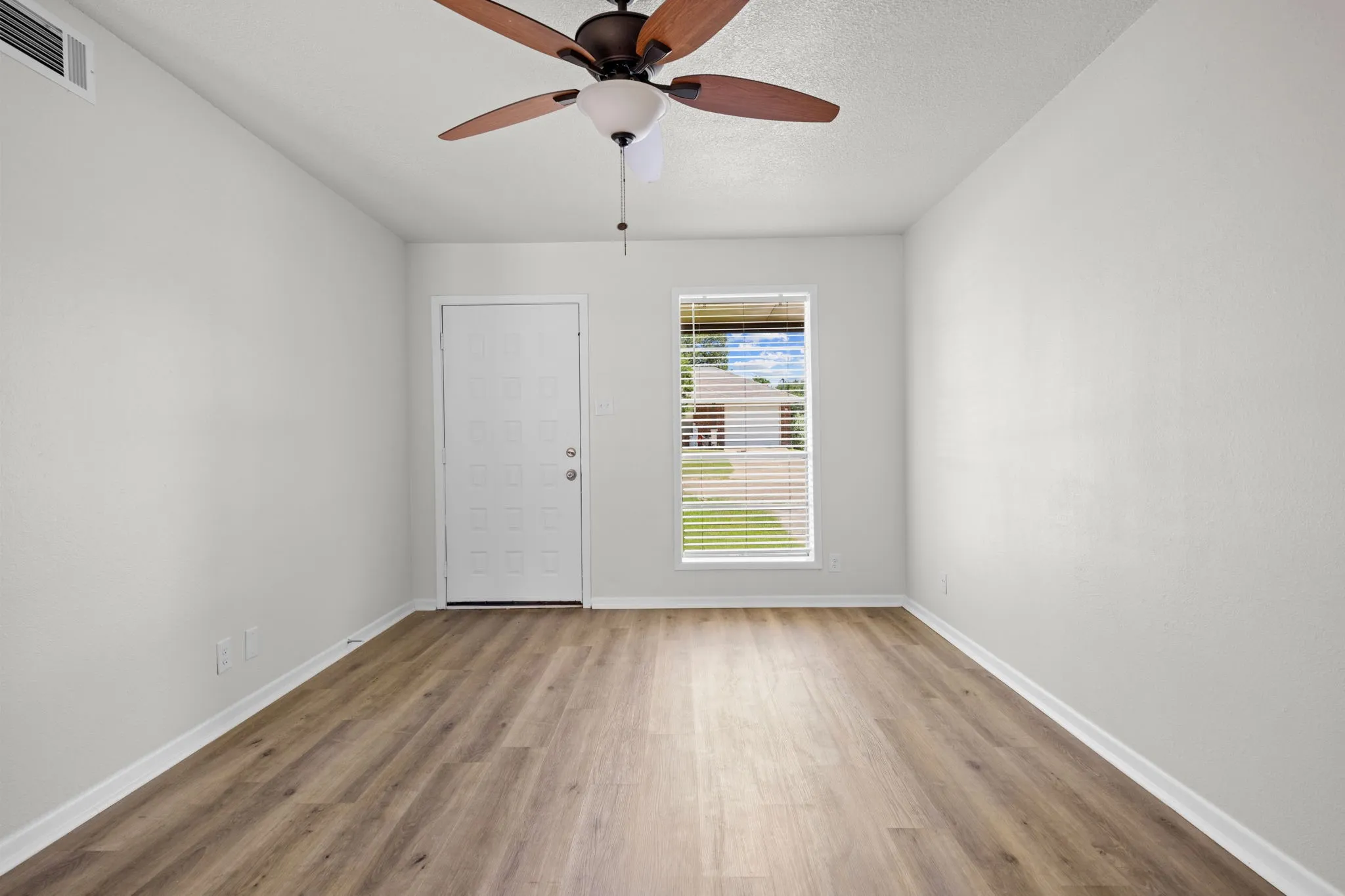 Single Family Residence For Sale in Bell County , 1 Cliffside Drive, Morgans Point Resort, Texas 76513, 3 Bedroom, 2 Bathroom, 2 Garage spaces, 1,001 Sqft, built in 1979, mls#21333301, Real Estate Agent in Morgans Point Resort, Homes For Sale in Bell county, Homes For Sale in Morgans Point Resort, Realtor in Morgans Point Resort Texas, Real Estate Brokerage Independent Realty Texas, Luminita Cordes Realtor