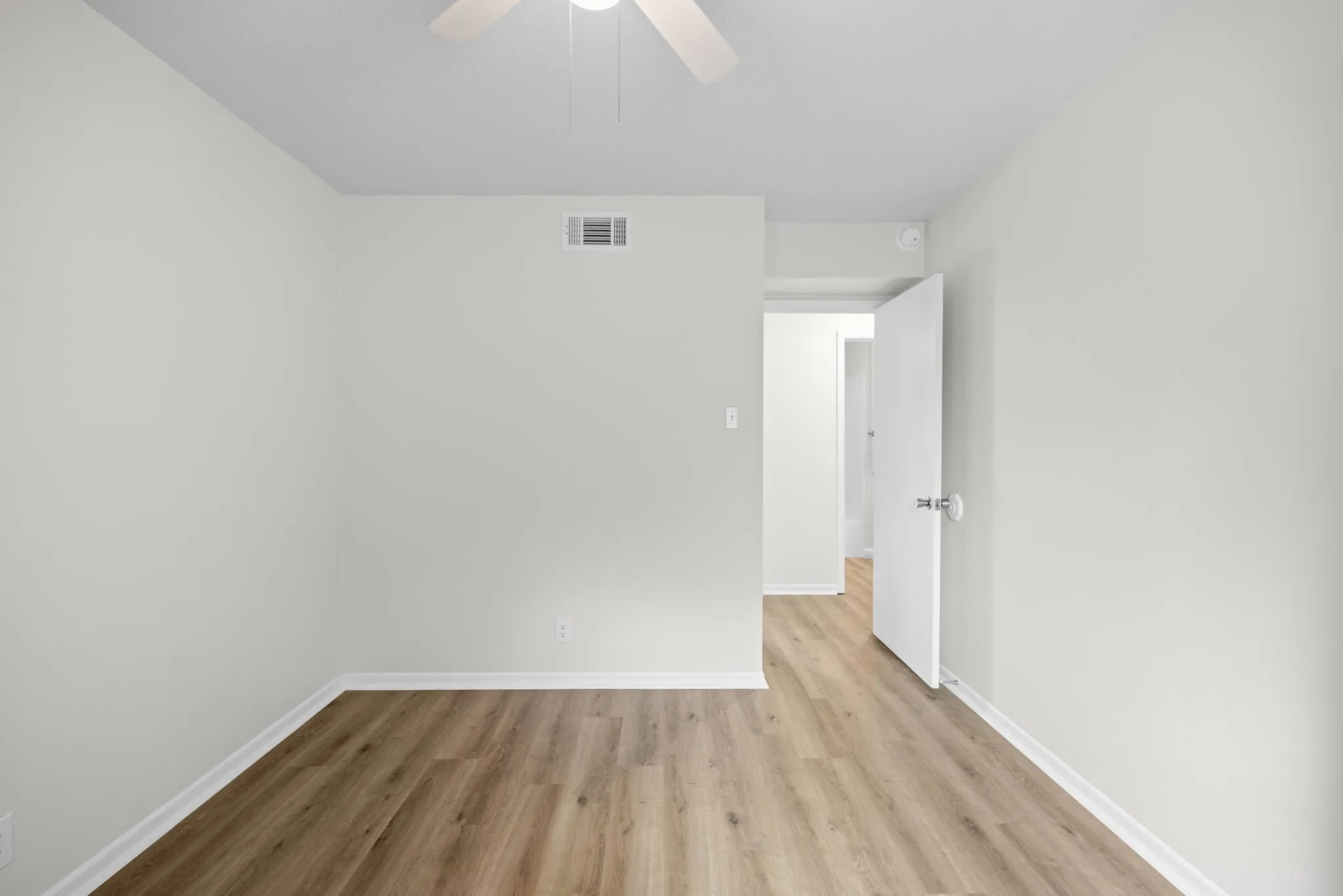 Single Family Residence For Sale in Bell County , 1 Cliffside Drive, Morgans Point Resort, Texas 76513, 3 Bedroom, 2 Bathroom, 2 Garage spaces, 1,001 Sqft, built in 1979, mls#21333301, Real Estate Agent in Morgans Point Resort, Homes For Sale in Bell county, Homes For Sale in Morgans Point Resort, Realtor in Morgans Point Resort Texas, Real Estate Brokerage Independent Realty Texas, Luminita Cordes Realtor