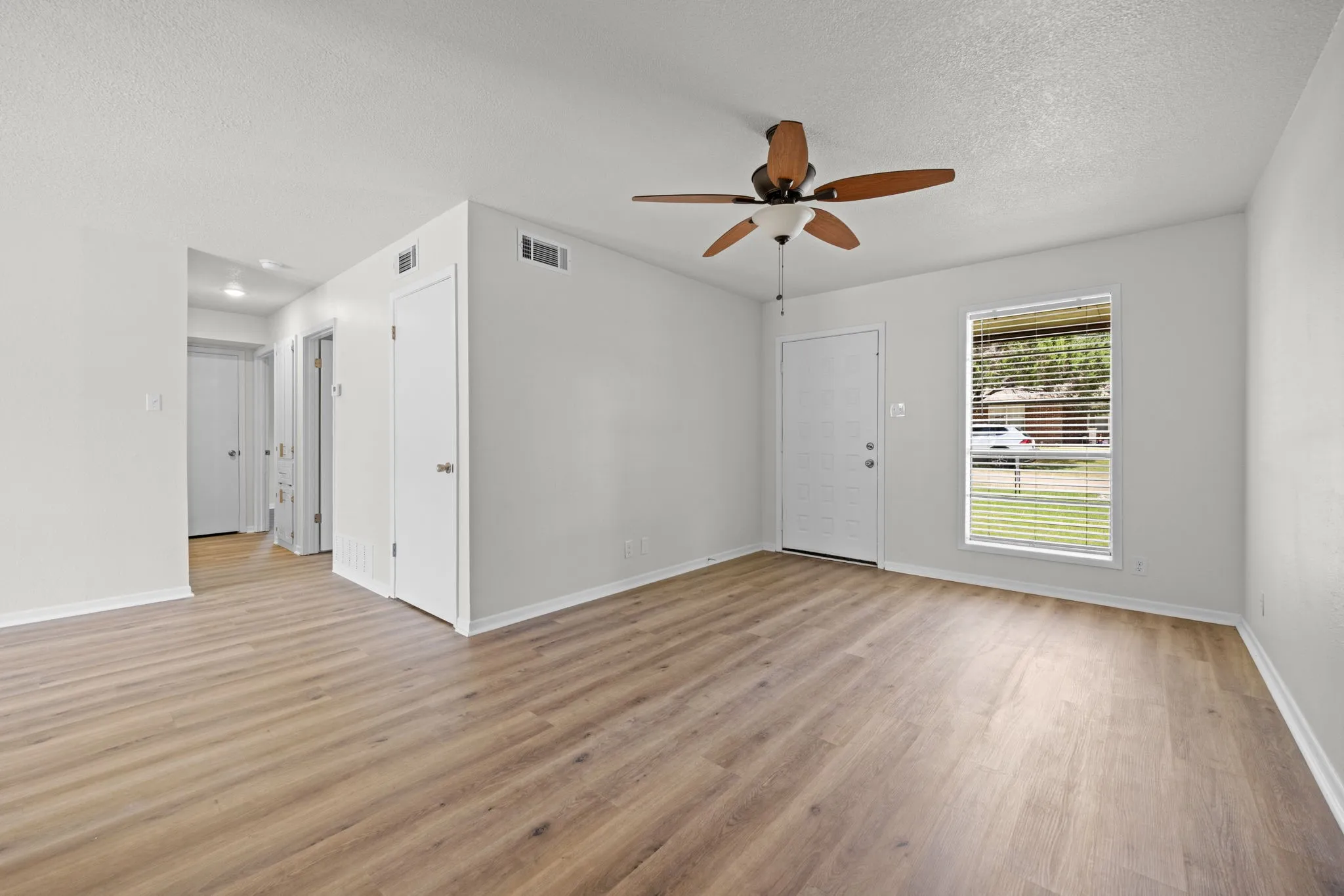Single Family Residence For Sale in Bell County , 1 Cliffside Drive, Morgans Point Resort, Texas 76513, 3 Bedroom, 2 Bathroom, 2 Garage spaces, 1,001 Sqft, built in 1979, mls#21333301, Real Estate Agent in Morgans Point Resort, Homes For Sale in Bell county, Homes For Sale in Morgans Point Resort, Realtor in Morgans Point Resort Texas, Real Estate Brokerage Independent Realty Texas, Luminita Cordes Realtor