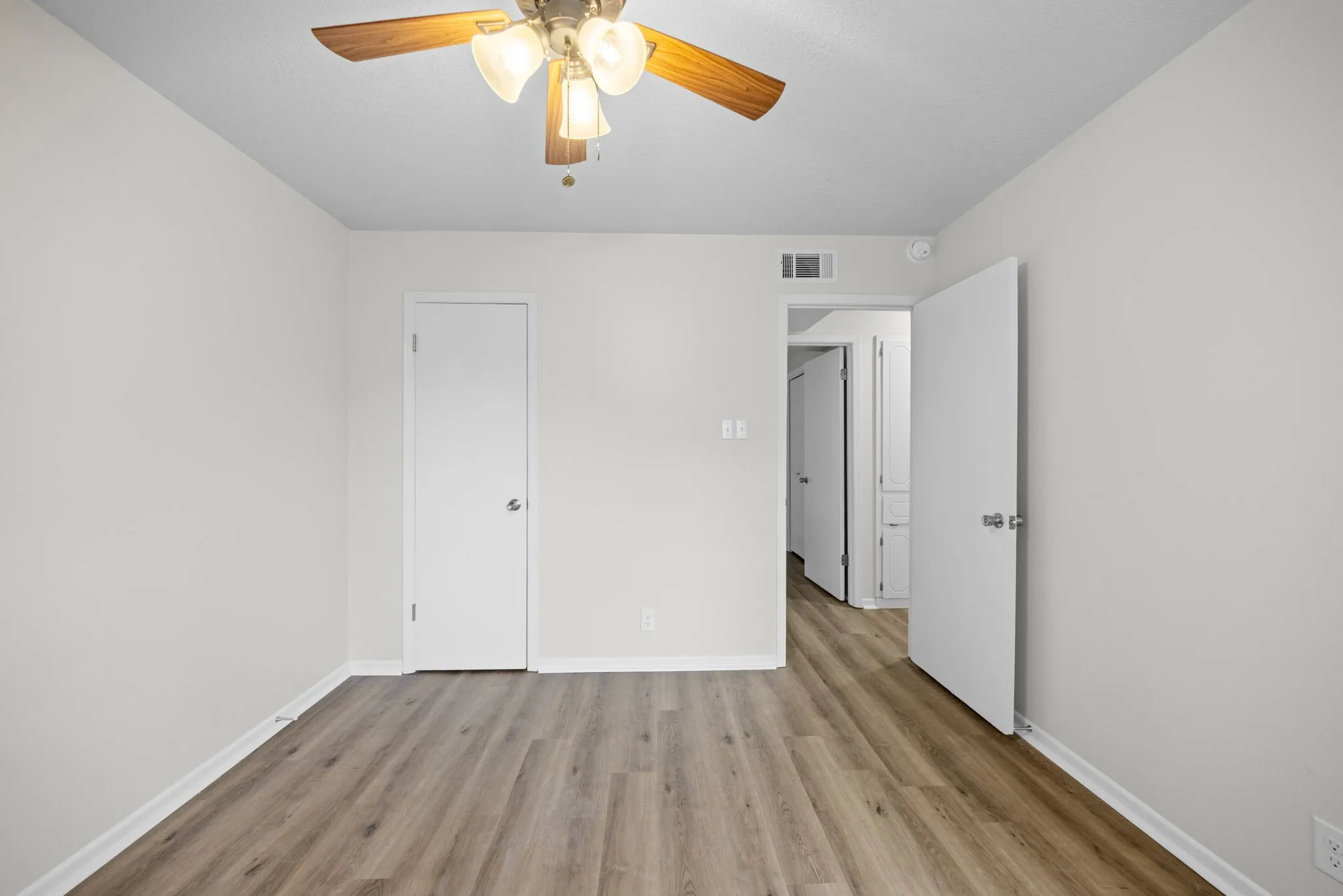 Single Family Residence For Sale in Bell County , 1 Cliffside Drive, Morgans Point Resort, Texas 76513, 3 Bedroom, 2 Bathroom, 2 Garage spaces, 1,001 Sqft, built in 1979, mls#21333301, Real Estate Agent in Morgans Point Resort, Homes For Sale in Bell county, Homes For Sale in Morgans Point Resort, Realtor in Morgans Point Resort Texas, Real Estate Brokerage Independent Realty Texas, Luminita Cordes Realtor