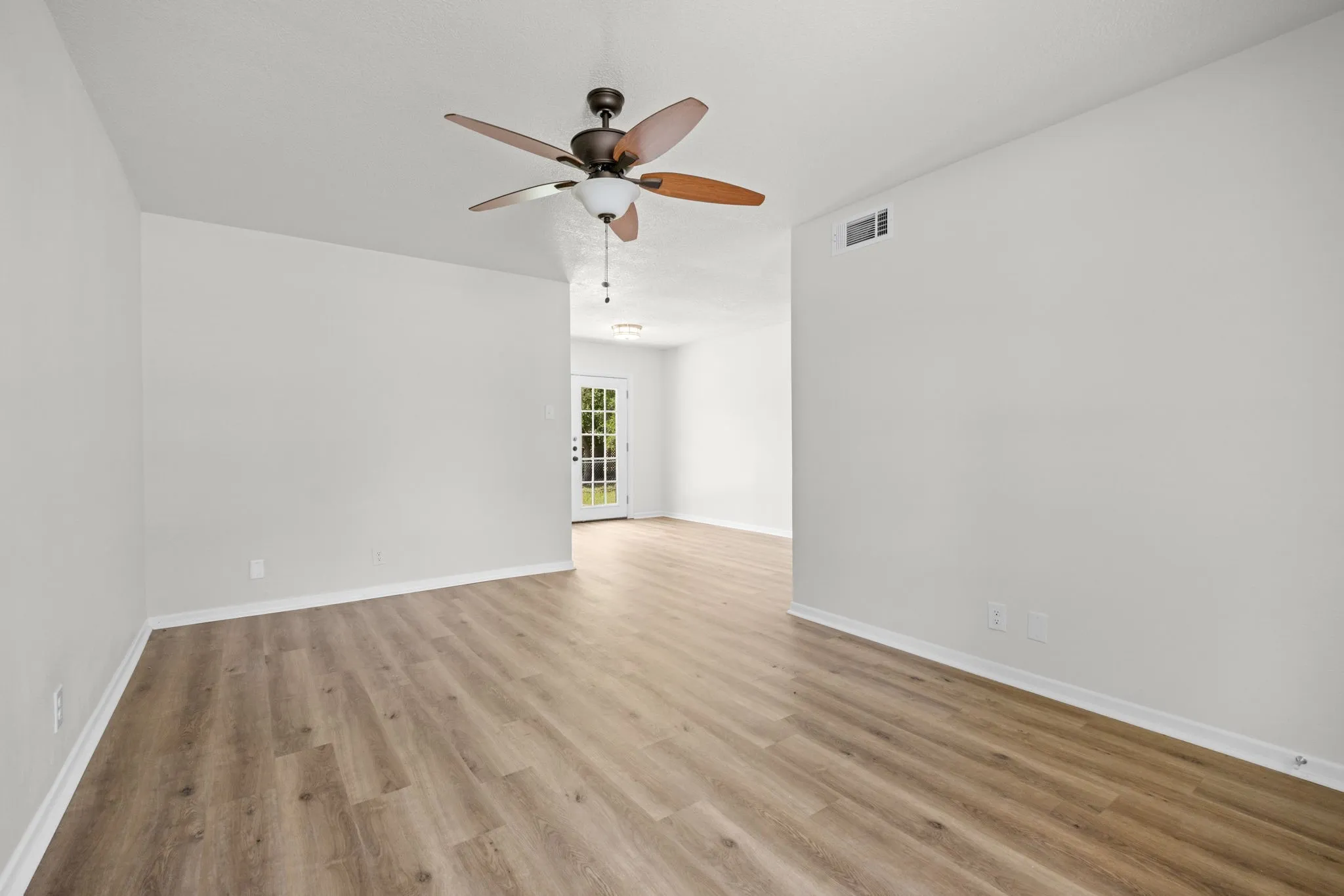 Single Family Residence For Sale in Bell County , 1 Cliffside Drive, Morgans Point Resort, Texas 76513, 3 Bedroom, 2 Bathroom, 2 Garage spaces, 1,001 Sqft, built in 1979, mls#21333301, Real Estate Agent in Morgans Point Resort, Homes For Sale in Bell county, Homes For Sale in Morgans Point Resort, Realtor in Morgans Point Resort Texas, Real Estate Brokerage Independent Realty Texas, Luminita Cordes Realtor